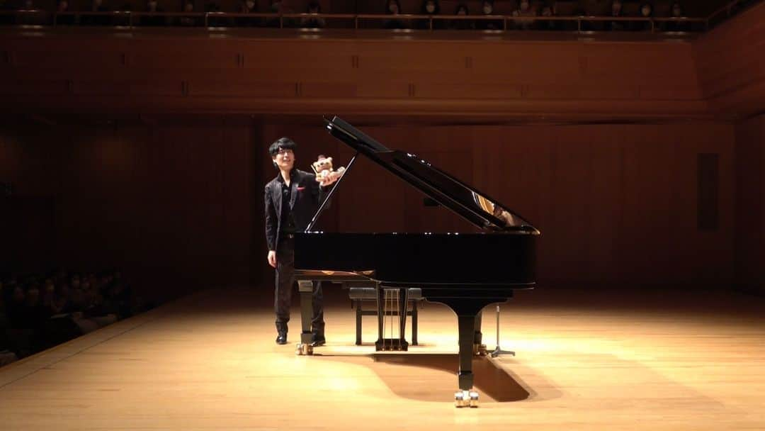 福間洸太朗さんのインスタグラム写真 - (福間洸太朗Instagram)「On March 4th, I had the privilege to give a recital at the Tokyo Opera City Concert Hall. I played "Nachtmusik" program in the "afternoon concert" series. The official mascot character "Tanoon" appeared towards the end and we did a little collaboration in the encore piece, it was fun!  Thank you to all the people who came to the concert and supported me!  随分時間が経ってしまいましたが、３月４日は東京オペラシティ・コンサートホールでリサイタルしました。私にとって事務所移籍後の初となるジャパン・アーツ主催のリサイタルでした。『ナハトムジーク』プログラムを大勢のお客様に聴いていただき嬉しかったですし、最後はたぬ～んとも少しコラボできて楽しかったです！ お越しくださった皆様、運営スタッフの皆様、有難うございました！  #TokyoOperaCity #ConcertHall #PianoRecital #Nachtmusik #東京オペラシティ #コンサートホール #ピアノリサイタル #アフタヌーンコンサート #たぬ～ん #ナハトムジーク」5月22日 19時12分 - kotarofsky