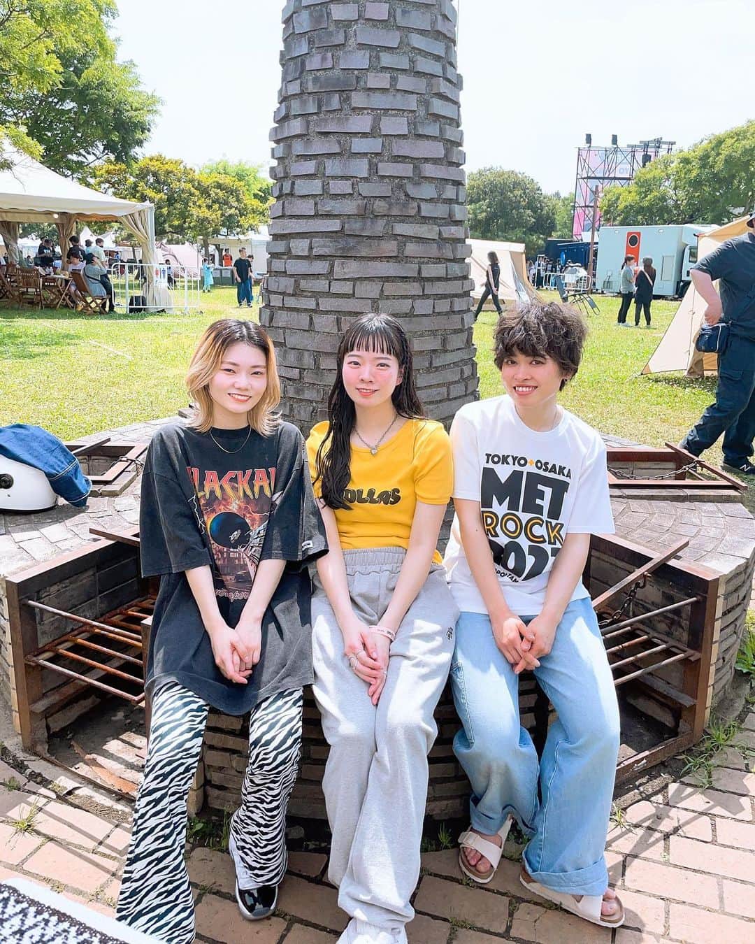 板橋よしえのインスタグラム：「. 数年ぶりにMETROCKに行きました！ @shishamo_official のライブ、かっこよかったーーー！！！  @_.asakomiyazaki ちゃんに「めちゃくちゃ暑いですから覚悟して来てください！😭」とメッセージもらったものの、ときはすでに遅し、会場に長袖で向かっていたわたし･･･今年一番の汗だくになりました🫠そうだ、フェスって暑かったよね･･･。  バックヤードで水遊び☺️🔫 ウォーターガンで水を掛け合う娘とわたしを朝子ちゃんに隠し撮りされてた！楽しかったーーー！」