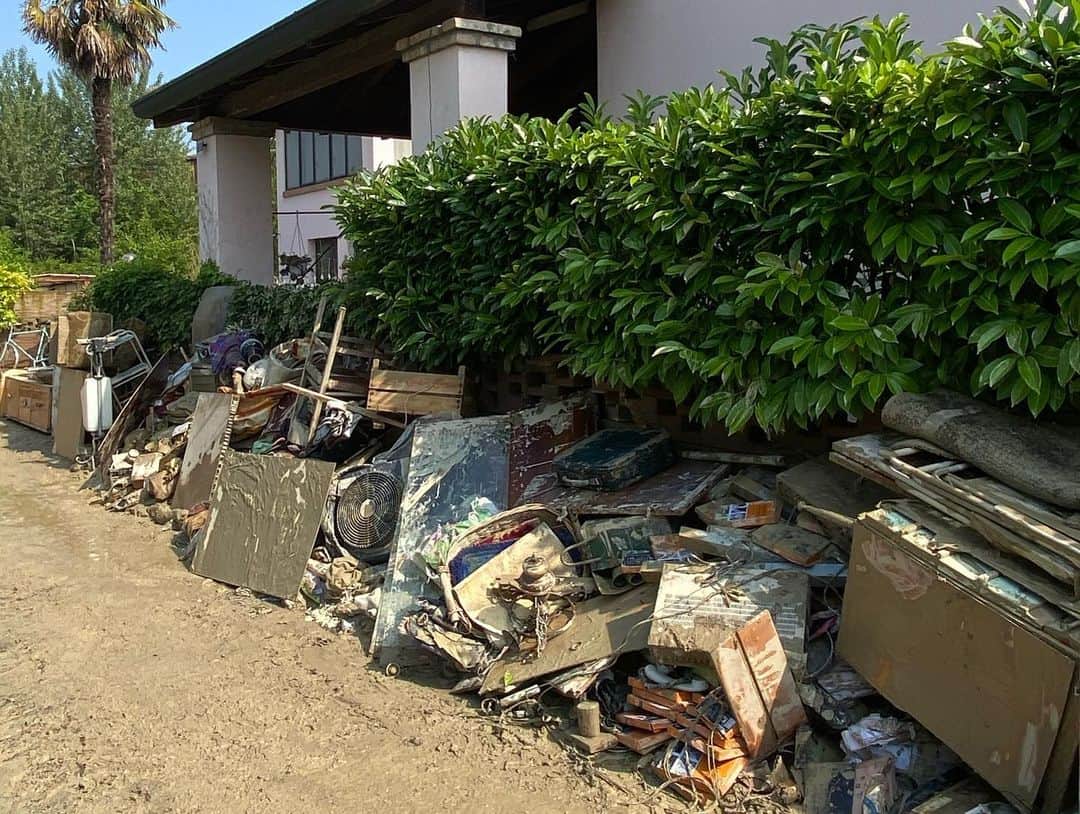 パロンキのインスタグラム：「And now we just have to shovel mud and clean up!  Thanks to all friends from all over the world, USA  and Japan, for their messages of heartfelt sympathy. 🙏♥️」