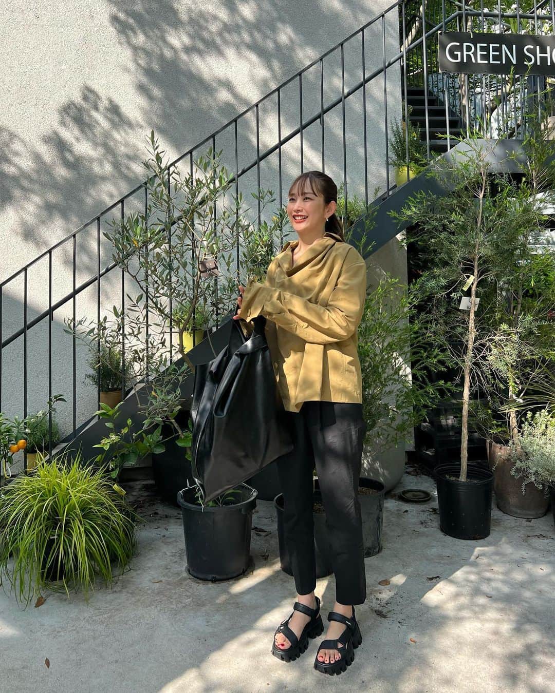中上真亜子のインスタグラム：「最近の私服たち タグ付けしてないのは古着だよ🫶 #月1投稿の目標さえ達成出来ず #ちゃんとやれよ」