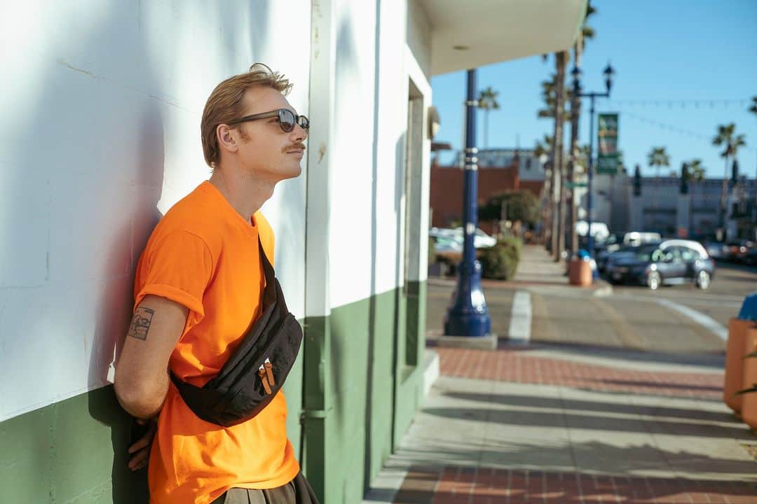 GREGORYのインスタグラム：「一足早く夏のような日差しが感じられるようになり、外遊びやアウトドアのイベントにわくわくする季節。アクティブに動きたいシーンやタウンユースにぴったりな「テールランナー」。軽量で外出時の必需品が収納できるサイズ感が、使い勝手のよいアイテムです。  ＃グレゴリー #gregory #gregorypacks #テールランナー」