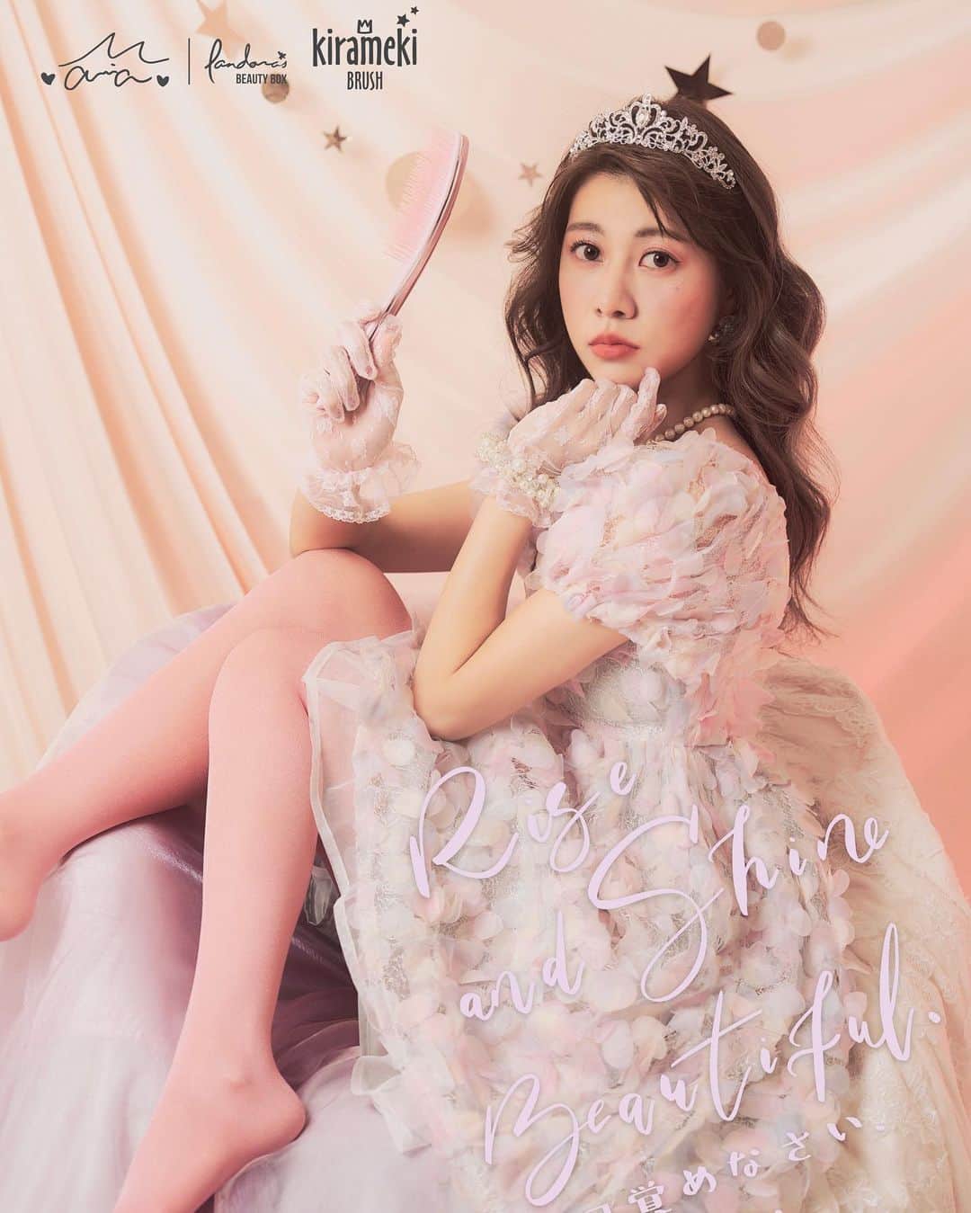 阿部マリアのインスタグラム：「𝕄𝕒𝕣𝕚𝕒 x ℙ𝕒𝕟𝕕𝕠𝕣𝕒'𝕤 𝔹𝕖𝕒𝕦𝕥𝕪 𝔹𝕠𝕩 💖💖 聯名梳子上線了～～🫶🏻  這次很榮幸跟做梳子有70年歷史的 潘朵拉的美妝盒桑聯名！  我永遠不會忘記 第一次用我們聯名梳子吹頭髮的那天😌☁️ 現在去國外外景也都一定要帶我們的梳子去 好看又好用的Super nice brush  歡迎大家來試試看爹斯！會愛上喲😉  @pandorabrush  #KiramekiBrush」