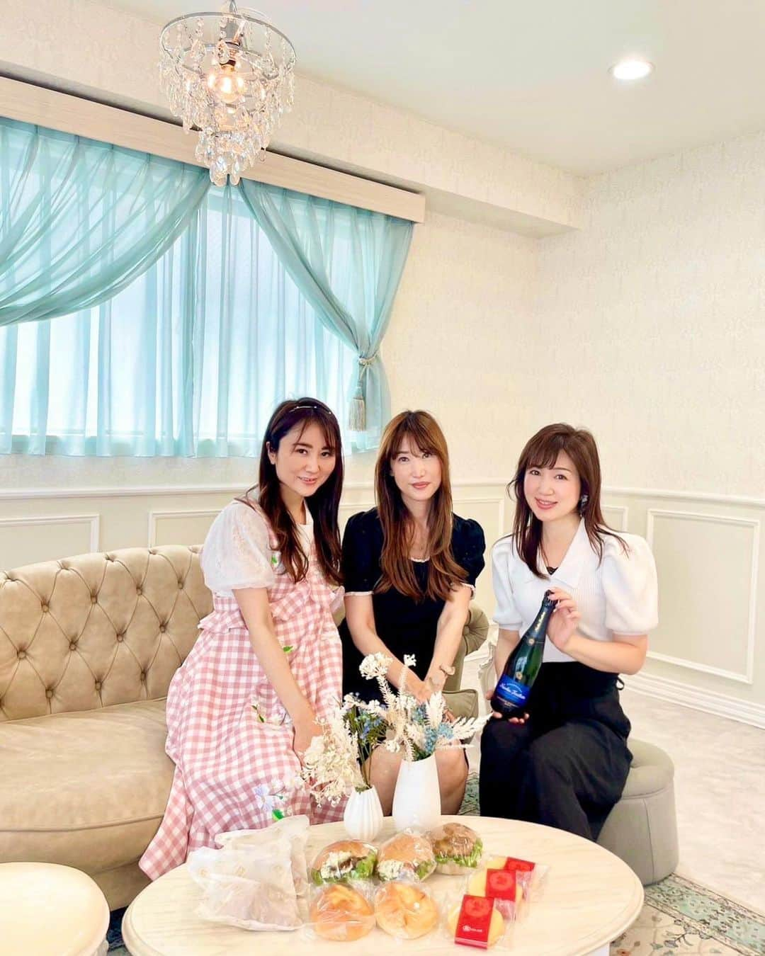 Miku Hirata 平田未来さんのインスタグラム写真 - (Miku Hirata 平田未来Instagram)「秘密の女子会してきました🩵 レンタルスペースで ランチを🩷  Miwa(@miwa_sommelier )ちゃんが 買ってきてくれたパン🥐で楽しくなりました✨  いつメンのkyoko(@kyoko.86 )さんも🩵子育ての話など尽きません🤣  ありがとうございます💜  私は気になるコスメ #manlikehomme を撮ってみました✨ #メンズ向けコスメ で クリームがしっとり いい香り✨  #instabase #推し活グッズ  #撮影スペース #撮影空間  #インスタベース #東京レンタルスペース #レンタルルームパーティー #パーティースペース #女子会スペース #レンタルスペース東京 #おうちスペース」5月22日 19時21分 - miku.hirata