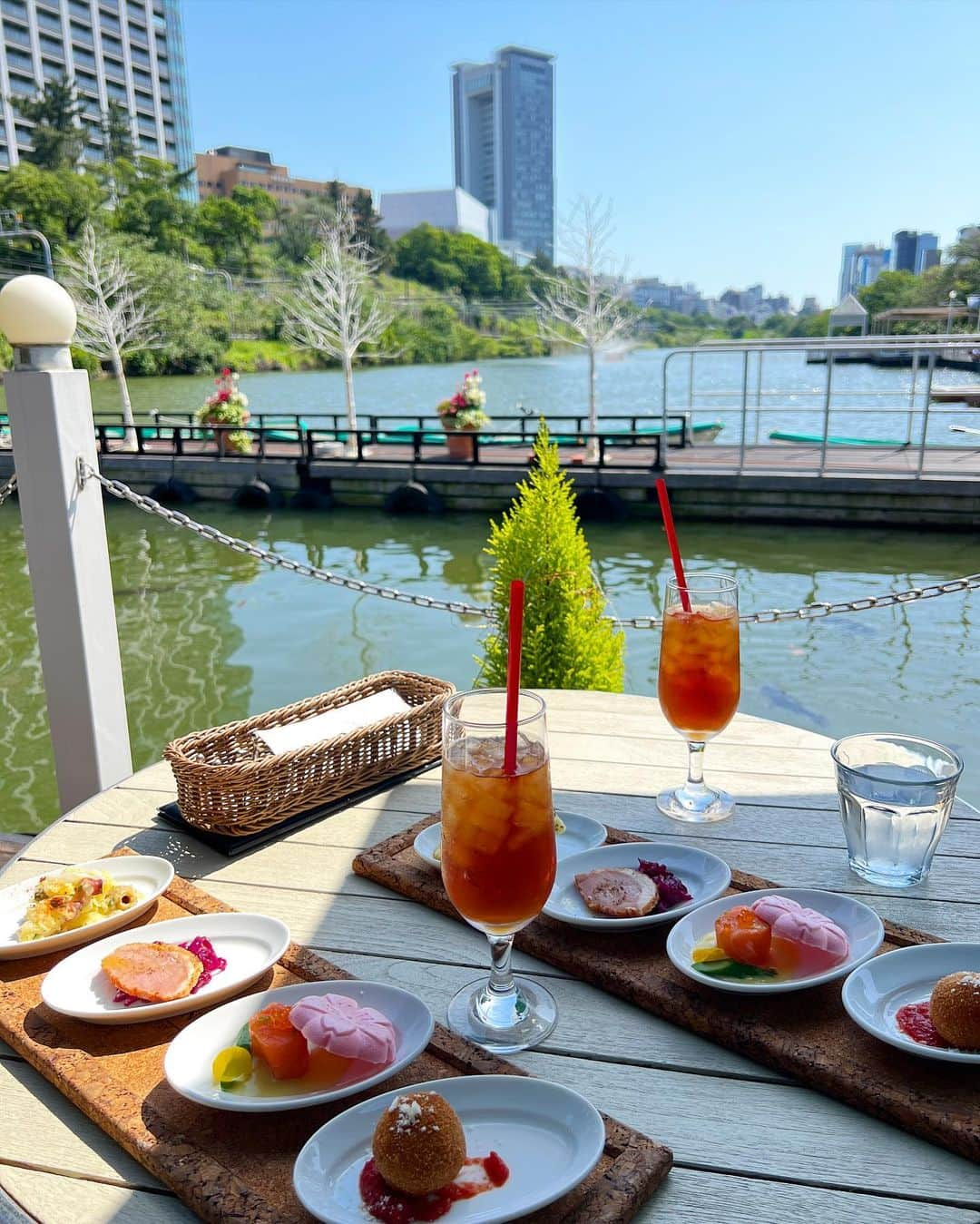 ちとせよしのさんのインスタグラム写真 - (ちとせよしのInstagram)「友達に勧めてもらったカフェ居心地よかった🍒 テラスランチ大好き~（* ॑ ॑* ）  #canalcafe #神楽坂カフェ #ca4la #ロングワンピース #キャスケット」5月22日 19時22分 - chitose_yoshino