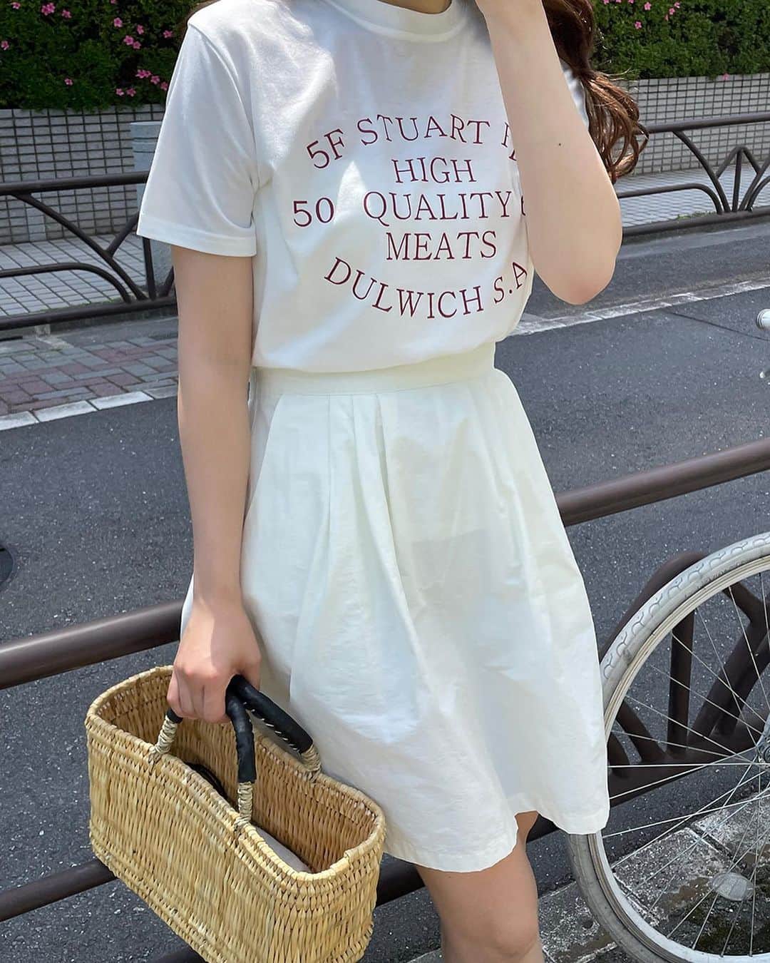 DHOLIC SNAPのインスタグラム：「Fleur by @_____iil_  New arrivals 🤍🤍  韓国っぽディレクターの夏itemが 発売されました〜🎧  韓国カジュアルに着れるアイテムばかりです👒  🔍詳細はショッピングタグをご確認ください✨  #d_by_d#d_by_dholic#dholic#韓国コーデ#韓国ファッション#韓国っぽコーデ#パフワンピ#夏ワンピ#サンダル#メロウTシャツ#ロゴTシャツ#スカートコーデ#キャミワンピ」
