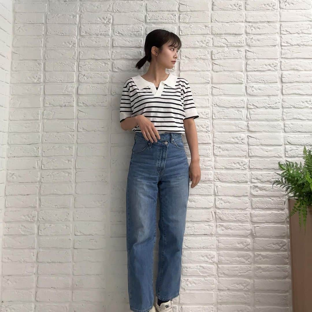 酒井蘭さんのインスタグラム写真 - (酒井蘭Instagram)「#五月病 tops @grl_official  denim @lowrysfarm_official  shoes @newbalance  ------------------------------  今週は長女がヘルペス性角膜炎で 登園禁止で次女が滝の鼻水で 嵐のような幕開けをしました🌪️  夕方の今は普通なら夕飯からのお風呂の時間に 2人とも爆睡してまして…寝不足の私も 体力の限界😀笑  夜中は次女が咳き込んで吐き戻してで 寝具カバーの予備がなくなり吐く時にタオルで キャッチしなきゃいけなくなり私も寝付けなかったんです😂  多分2時間くらいしか寝てない😂  そんな中今日は長女とリモートワーク😂  しんどかったー 明日は2人ともお休みさせたので ゆっくり過ごせるといいなと思います🥺  はやくねたーい😊💦笑笑  #ワーママ #ワーママの日常 #保育園の洗礼 #ヘルペス性角膜炎 #女の子ママ #ママコーデ #ママファッション」5月22日 19時28分 - ransakai0313