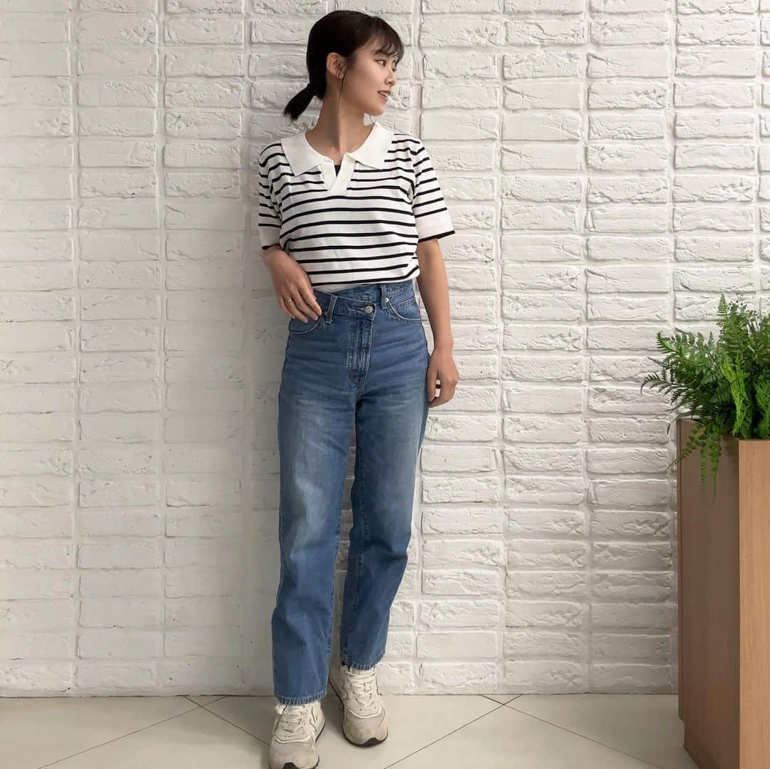 酒井蘭さんのインスタグラム写真 - (酒井蘭Instagram)「#五月病 tops @grl_official  denim @lowrysfarm_official  shoes @newbalance  ------------------------------  今週は長女がヘルペス性角膜炎で 登園禁止で次女が滝の鼻水で 嵐のような幕開けをしました🌪️  夕方の今は普通なら夕飯からのお風呂の時間に 2人とも爆睡してまして…寝不足の私も 体力の限界😀笑  夜中は次女が咳き込んで吐き戻してで 寝具カバーの予備がなくなり吐く時にタオルで キャッチしなきゃいけなくなり私も寝付けなかったんです😂  多分2時間くらいしか寝てない😂  そんな中今日は長女とリモートワーク😂  しんどかったー 明日は2人ともお休みさせたので ゆっくり過ごせるといいなと思います🥺  はやくねたーい😊💦笑笑  #ワーママ #ワーママの日常 #保育園の洗礼 #ヘルペス性角膜炎 #女の子ママ #ママコーデ #ママファッション」5月22日 19時28分 - ransakai0313