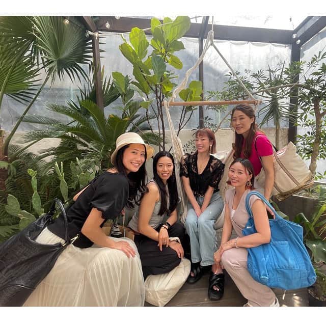 のインスタグラム：「ご報告です💡  この度、 Retreat Salon OASYM.（リトリートサロン オアシム）さんにて、6月からレッスン担当させていただく事になりました。  @oasym.official   レッスン内容は、 「ヒップアップお尻トレーニング」 「全身スッキリ‼︎ストレッチポールでリフレッシュストレッチ」 「リラクゼーションストレッチ」 です🤍  少し私のお話をさせていただくと…  産後1年間は、風邪ひとつひかず元気いっぱいだったのが、それ以降は体調を崩しやすくなりました。  息子のひいた風邪等は必ずもらう、 毎月熱を出す、 すぐ疲れる、 そのうち、毎月のPMSの症状もひどくなって、その時期は世の中全てにイラついてました。  そんな中、頑張っても頑張っても結果が出ない事も続き、 頑張ったらすぐ体調崩すの繰り返しで、常に心身共に疲れてました。 正直、病んでる時期もありました。  そんな状況からどうにか抜け出そうともがきながら、関西帰ろう計画も少しづつ動く中で、ふと「向こうで何の仕事しよう？」って考えて…  明石は、日本一子育て支援に手厚い街(今は市長変わっちゃったから分からんが😅)だから、子育て世代がどんどん増えてるのもあり、 自分が産後しんどい体験したからこそ、ママたちが気軽に心身を整えて、ストレス発散出来て楽しめるスタジオをやりたいなと思いました。  なので、その為の知識を習得して、自分の武器として資格を習得しました。  心の断捨離をして、一度全てを手放したおかげで、今は心身共に元気です🤗  そんな時、昔のダンサー時代からのご縁で、お声がけしてもらって、 OASYM.のコンセプトが、まさに私が求めるモノであり、このような有難い結果となりました。  女性男性関係なく、生きてれば色んな事があります。 でも、ホルモン的に女性ってホント大変だよねってつくづく思います。 そして母になるとまた色んな事が変化します。 色々な事を抱えながら、社会に揉まれながら、それでも踏ん張ってる人達がたくさん居て、 そんな頑張ってる全ての人たちのキレイをサポート出来たらなと思ってます。  サロンは本当に素敵な癒し空間で、ポールダンス以外にも、温活・腸活・ヨガ・ママクラス・ピラティスのクラスがあり、 今回、筋トレとストレッチが加わります❕  大好きな人たちと素敵な空間で、お待ちしてます☺️  #oasym  #全てが繋がったご縁に感謝 #よろしくお願いします」