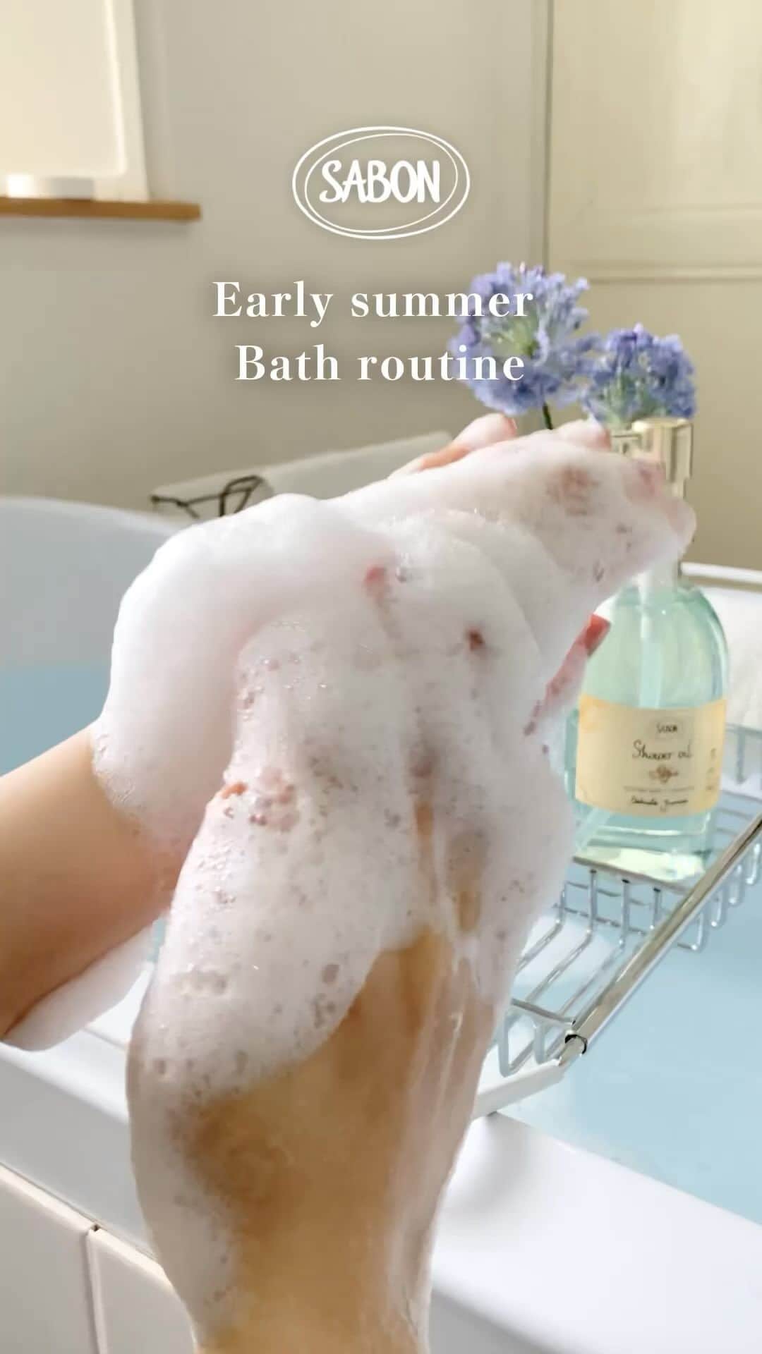 SABON Japanのインスタグラム：「【初夏のバスナイトルーティン🌙】 だんだんとベタつきを感じやすい季節、すっきりと心地よいバスタイムを🛁  ■STEP1：洗う シャワーオイル デリケート・ジャスミン ¥4,180(税込)/ 500mL 爽やかな香りを纏いながら、きめ細かな泡でなめらかに洗い上げ潤いに満ちた柔らかな肌に導きます。  ■STEP2：磨く ボディスクラブ デリケート・ジャスミン ¥5,830(税込) /600g 古い角質をやさしく落としながら潤いを与え、 透明感あふれるつや肌へ導きます。  ＼特におすすめ✨／ リフレッシング フットスクラブ ￥3,300 (税込)/150mL ごわつきが気になるかかとやくるぶしなどの、 硬くなった古い角質をすっきりと取り除き、なめらかに磨き上げます。  ■STEP3：潤す ボディローション デリケート・ジャスミン ¥4,400(税込) /200mL ライトな使用感は肌に深く潤いを角質層まで浸透させ、肌なじみがよいためベタつきが残りません。  これからの季節に柔らかくほぐしながら磨き上げ、いつでもフレッシュに整えて。 至福なバスタイムをお過ごしください🛁  #sabon#サボン#ボディケア#スキンケア#スペシャルケア#ボディローション#ボディスクラブ＃シャワーオイル＃フットスクラブ＃フットクリーム＃デリケードジャスミン＃保湿ケア＃夏ケア＃ナイトルーティン＃ルーティンケア＃SABONの香り」