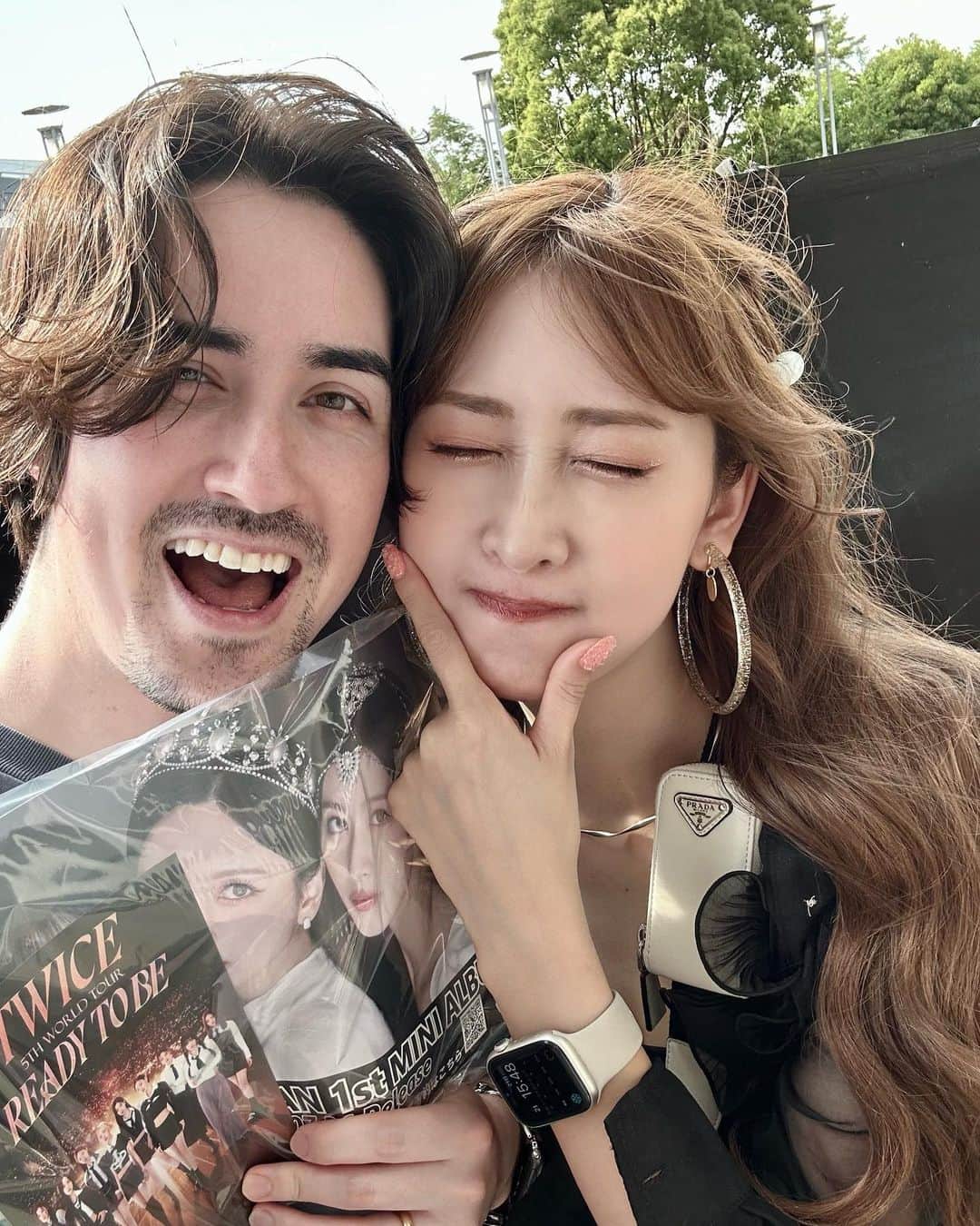 佐達ももこのインスタグラム：「🤍🤍🤍  TWICEになりたい😤と ライブ見たあとずっと言ってたら なれるよ☺️✨ と言ってくれる(あやされてる) やさし〜やさし〜私の旦那🤴🏻💕」