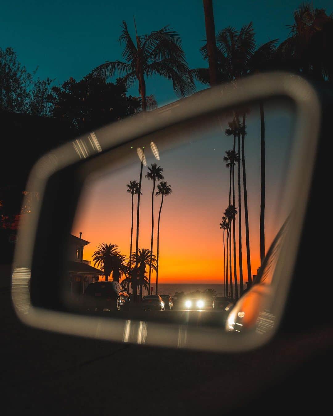 ライカさんのインスタグラム写真 - (ライカInstagram)「Palm trees  Capturing the sun dip below the horizon, framed by the swaying palm trees. That wouldn't be possible without your #LeicaEDC camera. Which model is yours?  📷: @debodoes #LeicaCamera #Leica #🔴📷 #LeicaQ2」5月22日 19時30分 - leica_camera
