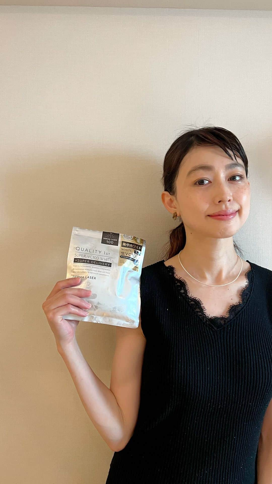 木野園子のインスタグラム：「5月の良いお天気はとっても気持ち良くて外にいる時間も増えました🌈🌈 なので、クオリティファーストのダーマレーザーシリーズの”集中ホワイトマスク”の銀を使ってホームケアでの紫外線対策✨ 数量限定で販売していたものが、最近ドラッグストアでも販売されているみたいです‼️ 私はいつもドライヤーをしながら、VC100ホワイトマスクは贅沢なくらいひたひたで、少しの時間でもしっかりうるおい、透明感やケア効果が期待出来ます。  #クオリティファースト #ダーマレーザーマスク #ビタミンC #集中ホワイト #シートマスク #スキンケア」