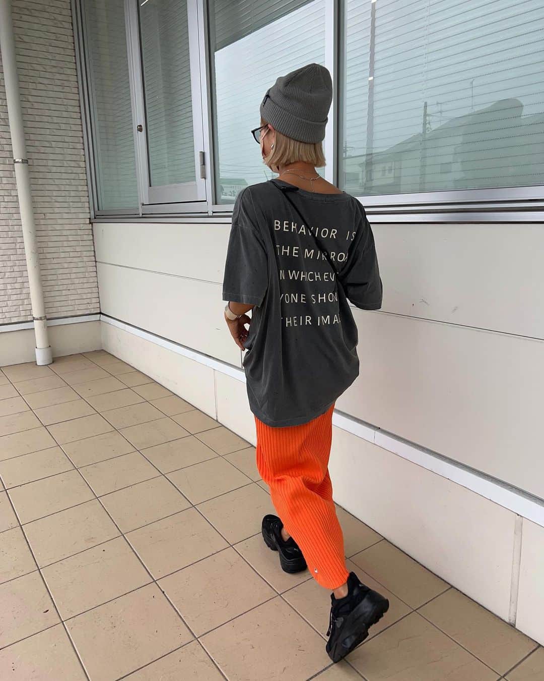 annaのインスタグラム：「.  雨の中おにゅ〜のスニーカー履いて👟🖤 半顔メイクの為マスクまんで ランチに行ってきた日😂😂  黒スニーカー買ってよかった🐅  オレンジスカートも派手派手可愛い🍊 明日再販決まったよー🥰🫶 @__segur.__   tops/bag ⋆ @lowrysfarm_official  skirt ⋆ @__segur.__  cap ⋆ @stanceofficial  shoes ⋆ @puma   #春夏コーデ#夏コーデ#春コーデ#スカート#ロングスカート#オレンジスカート#黒スニーカー#スニーカーコーデ#ビーニー#ビーニー女子#カジュアル#カジュアルコーデ#Tシャツコーデ#ゆるコーデ#158cmコーデ#骨格ナチュラル#きょこ」