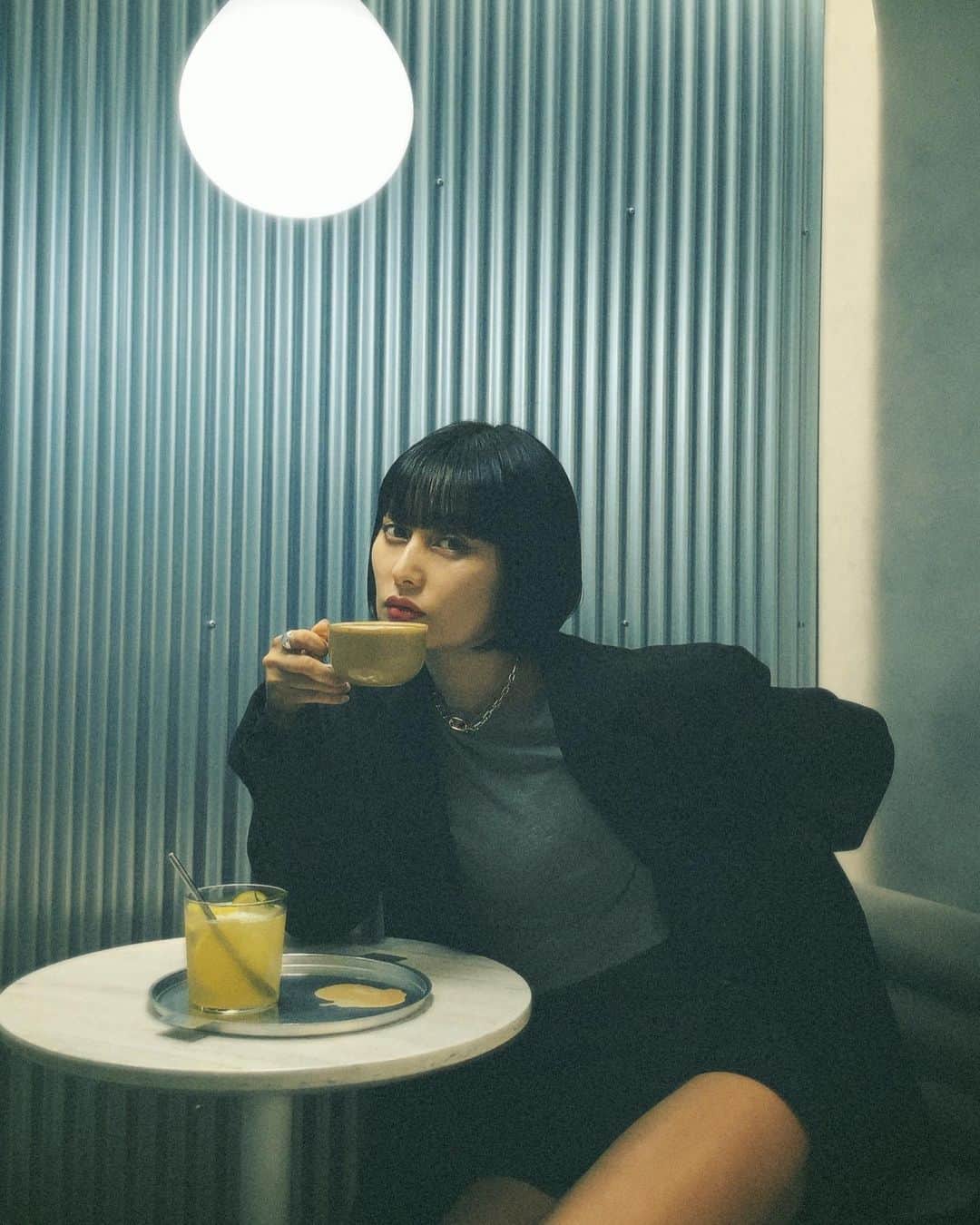 佐藤乃莉のインスタグラム：「お仕事お疲れ様です🦭  Take your time ☕️✨  カフェラテフーフー🌬️しとくねーw  #cafe#カフェラテ#outfit#black#黒ジャケット」