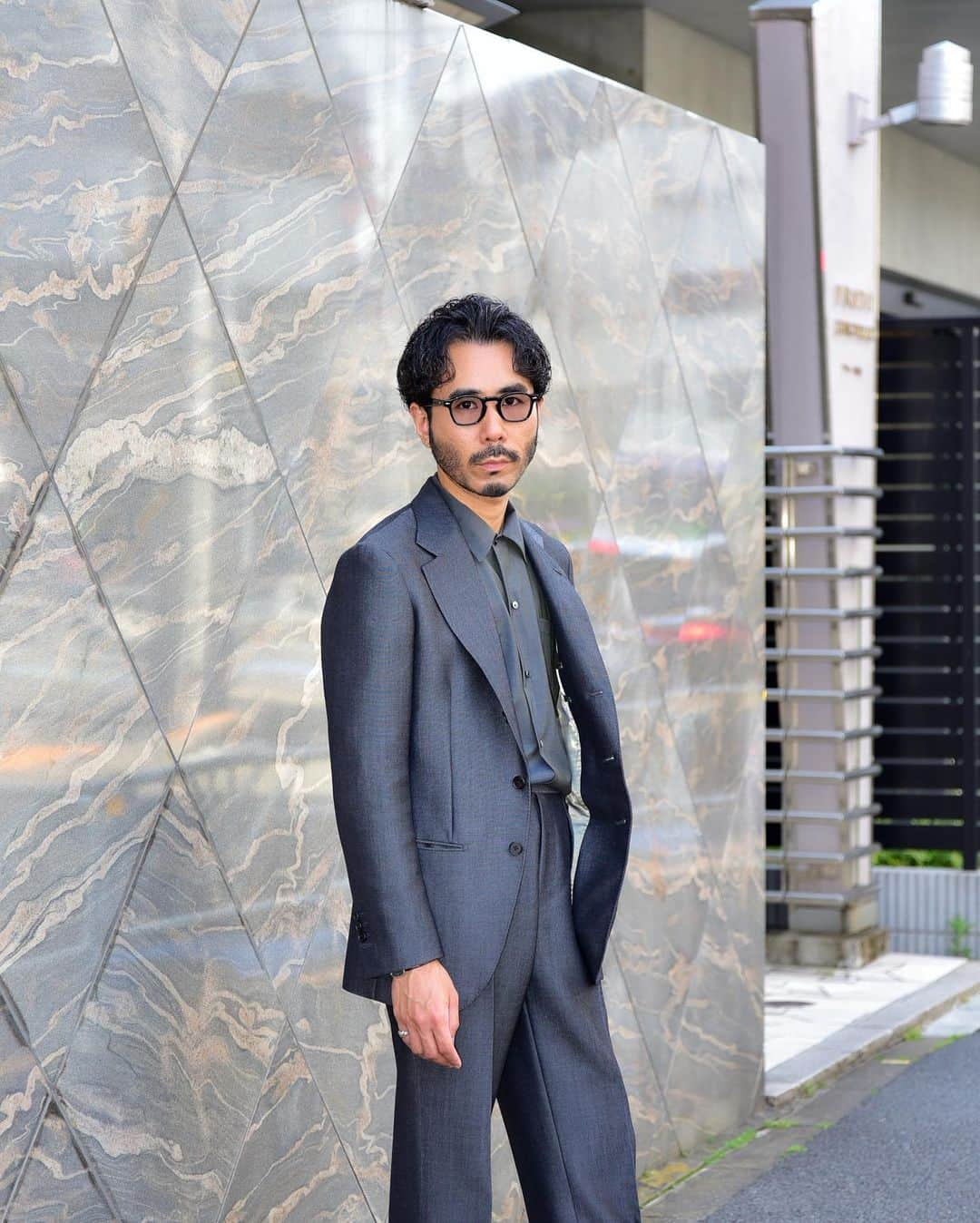 福島雄介さんのインスタグラム写真 - (福島雄介Instagram)「. . Bespoke shirts and suits.  Coordinating dressy texture and color for a casual look... . . ドレッシーな風合い、質感のシャツとスーツを同系色で。 @ryoikeda_1027 のビスポークシャツは、カジュアルベースの型に生地の特性や色味が活かされるよう随所にキレイな仕様を入れ込んでいます。 . .  Glasses- @jacquesmariemage  Suit- @lecteur_official  Shirt- @ryoikeda_1027  Pocket chief- @paoloalbizzati  Shoes- @baudoinlange  Acc- @tiffanyandco @adawat_n_tuareg  Watch- @vacheronconstantin  . . #bespoke #shirt #suitstyle #classic #menswear #ootdmen #mensfashion #suit #vintagewatch #jewelry #glasses #menstyle #gentlemanstyle #vintagejewelry #classicstyle」5月22日 19時36分 - yusuke_tiamo_fukushima