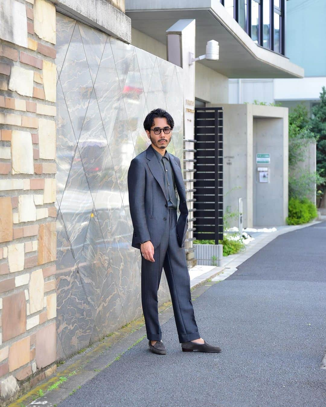 福島雄介さんのインスタグラム写真 - (福島雄介Instagram)「. . Bespoke shirts and suits.  Coordinating dressy texture and color for a casual look... . . ドレッシーな風合い、質感のシャツとスーツを同系色で。 @ryoikeda_1027 のビスポークシャツは、カジュアルベースの型に生地の特性や色味が活かされるよう随所にキレイな仕様を入れ込んでいます。 . .  Glasses- @jacquesmariemage  Suit- @lecteur_official  Shirt- @ryoikeda_1027  Pocket chief- @paoloalbizzati  Shoes- @baudoinlange  Acc- @tiffanyandco @adawat_n_tuareg  Watch- @vacheronconstantin  . . #bespoke #shirt #suitstyle #classic #menswear #ootdmen #mensfashion #suit #vintagewatch #jewelry #glasses #menstyle #gentlemanstyle #vintagejewelry #classicstyle」5月22日 19時36分 - yusuke_tiamo_fukushima