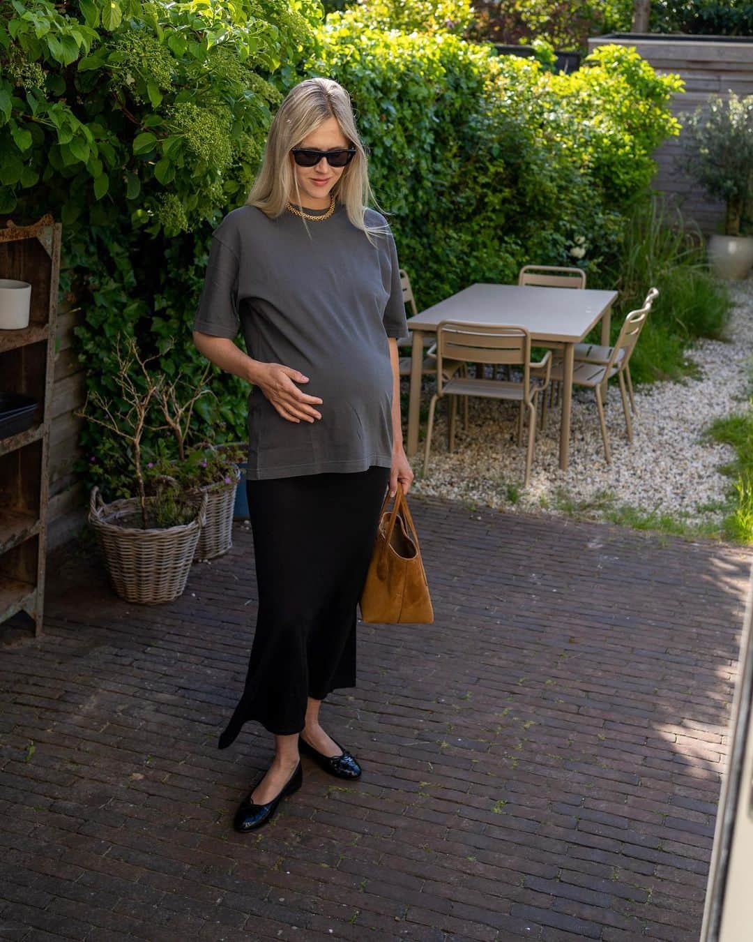 Linda Tolのインスタグラム：「Gardening」
