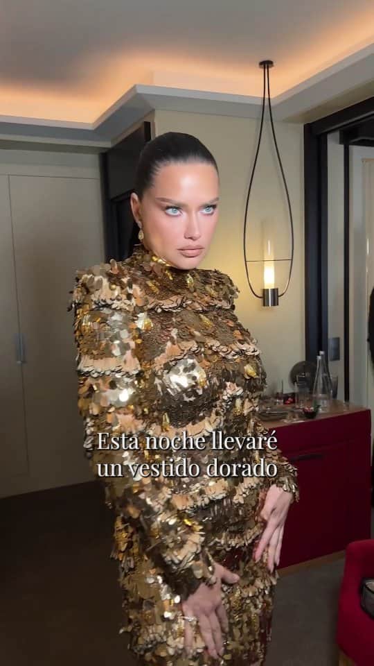Vogue Españaのインスタグラム：「Un vestido de escamas doradas y una coleta pulida: así se preparó @adrianalima para la premiere en #Cannes2023 de la última película de Scorsese.」