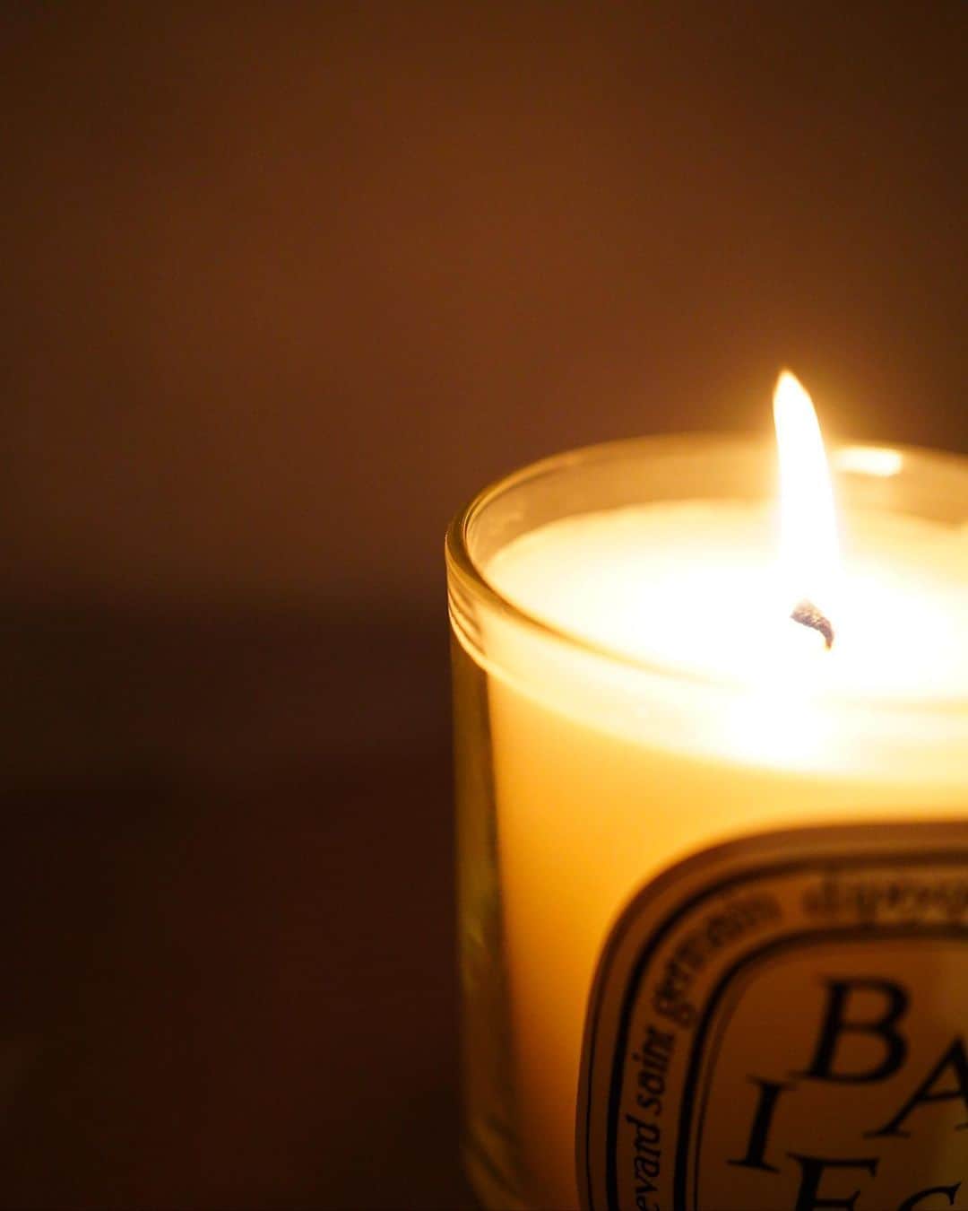 紺谷みえこさんのインスタグラム写真 - (紺谷みえこInstagram)「𝑙𝑖𝑔ℎ𝑡 𝑜𝑓 𝑚𝑜𝑛𝑑𝑎𝑦🕯 @umiemiii  ᵗᑋᵃᐢᵏ ᵞᵒᵘ ¨̮  #diptyque #BAIES  #candle  #ディプティック　#キャンドル　#カシスの葉  #ブルガリアローズ」5月22日 19時37分 - mieko113081
