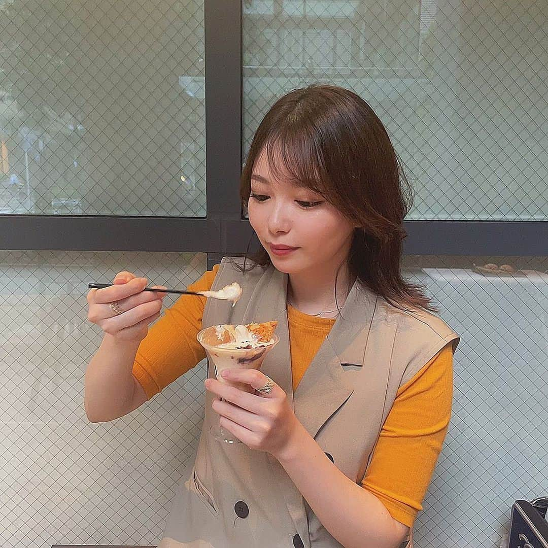 竹本萌瑛子のインスタグラム：「きな粉とあんこのパフェ食べるとこ見てて  5/23（火）に日本橋でオープンする「QINA&CO.」の試食会に行ってきた🦊  ほどよく塩気のあるきなこと、甘すぎないあんこ、ふわっふわのクリーム…… 「和パフェ最高！」って気持ちになります。  「あんこパイ」と「きなこの生チュロス」も食べたんだけど、どちらも生地がモチモチで、特にパイは噛んだ瞬間の「ジュワッ」がギルティー。たまらん。  手土産にも良さそうだし、当日食べれなかったあんバターパンが気になりまくりなので、絶対また行く。  あと店名のセンスが良すぎる。  #qinaandco #qinaco #あんバター #あんバターパン #あんバターフランス #きなこ #きな粉 #きな粉スイーツ #あんこ #あんこスイーツ #和パフェ #日本橋カフェ #日本橋グルメ #日本橋スイーツ #pr」