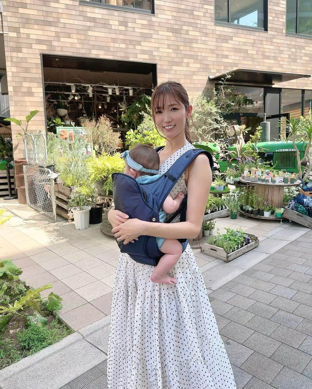 美波千夏さんのインスタグラム写真 - (美波千夏Instagram)「. この前なみちゃんと ランチデートした時の写真❤️  えまちゃん6ヶ月になって大きくなったから @androsophy.baby  の ベビーキャリアのサイズ感がいい感じだ❤️  どんな服装にも合うから オシャレも楽しめてありがたい❤️  この抱っこ紐、サイドポケットが2つあって 片方はお財布とキーケースも余裕で入るし もう片方はリップとか小物に最適な感じで♬ これがとっても便利なの！  私はガーゼも忍ばせて いつでもよだれふけるようにしてる🥺❤️  パパもお気に入りのかっこいい抱っこ紐😎✨✨  .  #androsophy #アンドロソフィー #pr  #生後6ヶ月  #6ヶ月ベビー  #6ヶ月baby #子育てはカッコいい  #抱っこ紐  #抱っこ紐コーデ　 #抱っこ紐問題」5月22日 19時50分 - chinatsu_minami