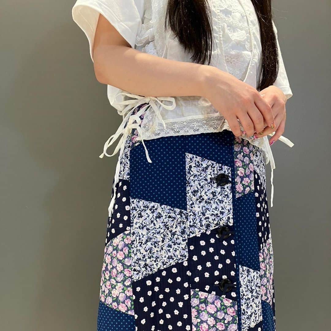 BEAMS JAPANさんのインスタグラム写真 - (BEAMS JAPANInstagram)「. 【WOMENS STAFF STYLING】  ドットや小花柄のパッチワークがレトロで可愛い＜MUVEIL＞のスカート。レースやリボンを使ったホワイトアイテムと合わせて、夏らしい爽やかなスタイリングにしました。 Staff 153cm  ＜BEAMS JAPAN ORIGINAL＞ Back To Front Side Ribbon No-Sleeve One-Piece ¥21,780-(inc.tax) Item No.13-26-0068  ＜TORI-TO＞×＜BEAMS BOY＞ Frill T-shirt Special ¥8,580-(inc.tax) Item No.13-04-0076  ＜MUVEIL＞ Patchwork Skirt ¥41,800-(inc.tax) Item No.61-27-0118  BEAMS JAPAN 3F ☎︎03-5368-7317 @beams_japan #beamsjapanoriginal #torito #muveil #beams #beamsboy #raybeams #beamsjapan #beamsjapan3rd #beamsjapanwomens #beamsstaffstyling Instagram for Womens staff stylings Blog for Recommended」5月22日 19時43分 - beams_japan