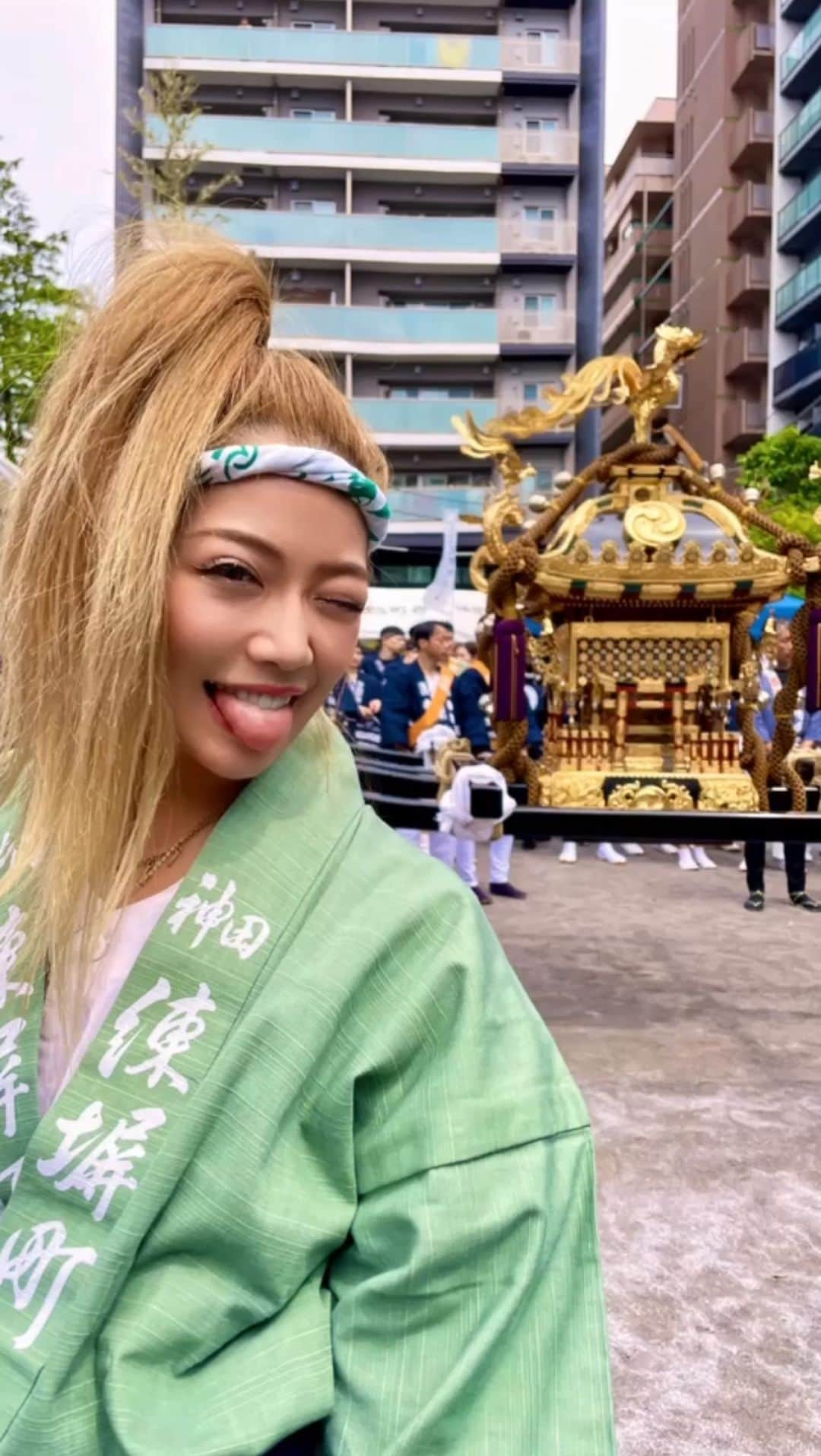 つっきのインスタグラム：「🍻🏮🍧🎆 ． 神田祭リール✌️ またお神輿担ぎたいなあ😁🩵 TikTokにも載せたけど少し編集したから インスタにも載せとく🥰❤️ 楽しかったなん🤩🔥💚 ． #神田祭 #神田明神 #神田 #お祭り #江戸三大祭 #おいさ #2023 #夏祭り #祭 #お祭り女 #屋台 #出店 #神社 #お神輿 #神輿 #神輿担ぎ #やってやんぞ #お祭り写真部 #御朱印 #秋葉原 #三社祭 #japanfestival #festival #japaneseculture #enjoy #summer #goodvibes #portableshrine #イケイケのイケ #すきすきのすき❤️」