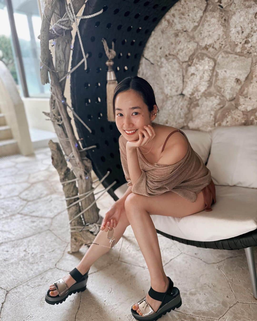 高嶋香帆のインスタグラム：「沖縄のホテルにて🏝️ リゾート地ならではの浮かれた格好したくなるよね〜！😎  ３枚目の動画は写真を撮る度にめちゃくちゃ褒めてくれるちかちゃんの声にご注目😂💓  しっかり日焼けしましたが後悔はないっ！」