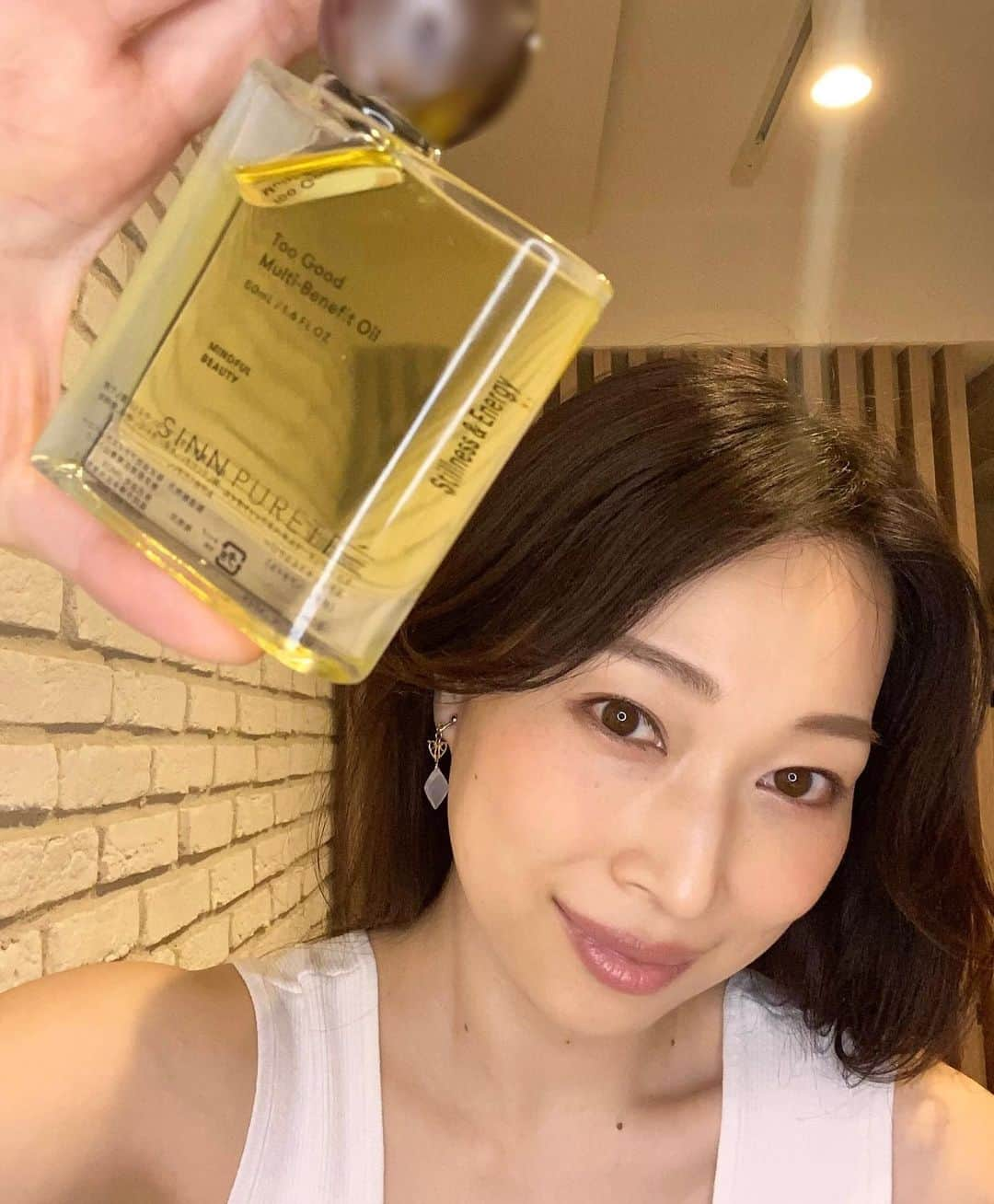 海隼人（有馬佐織）さんのインスタグラム写真 - (海隼人（有馬佐織）Instagram)「お久しぶりに、 ヨガ雑誌yoga journal 日本版 @yogajournal_japan  vol.87 6/7月号に ヘアケア商品のご紹介で、ちょこっとだけ載せて頂きました👐✨ 是非お手に取って、ご覧下さい😊🩵 ・ ・ #yogajournal #yoga#ヨガ #yoga雑誌 #thankyou#🙏 #ロングヘア #ヘアケア#ヘアケア方法 #シャンプー#トリートメント #ヘアオイル #リピート決定  #お気に入り #良い香り#癒し #ナチュラルコスメ #😆#❤️ #happy#smile  #yogateacher#yogainstructor #ヨガインストラクター #宝塚og #元宝塚 #海隼人」5月22日 19時46分 - saorimahalo