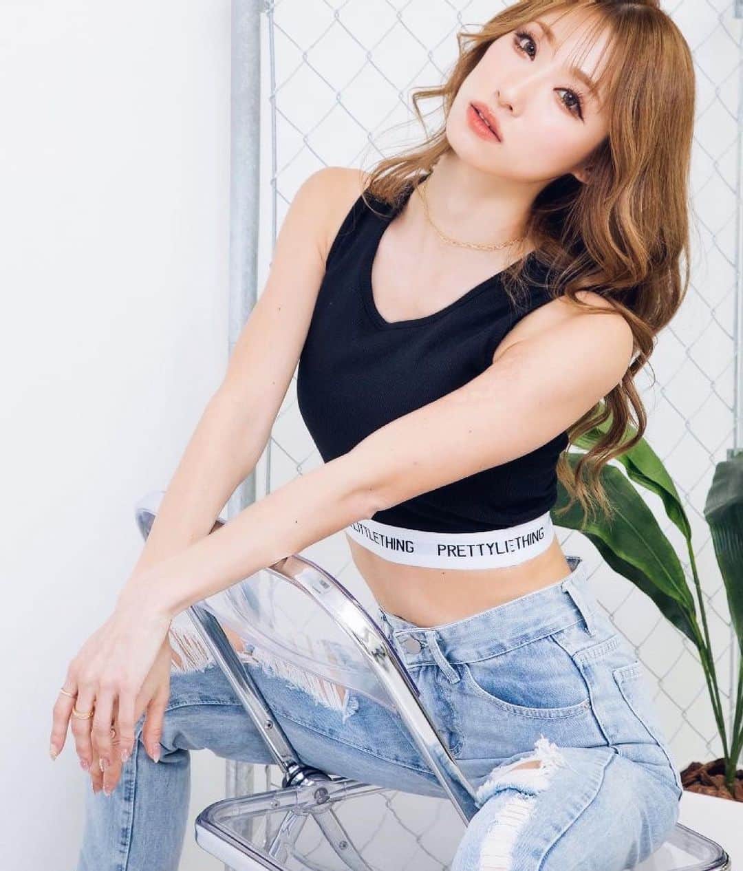 HIKARUのインスタグラム：「スポーティとドレッシー🤾‍♀️👗 @anaplatina_official   #ANAP #ANAPLATINA  #ギャル　#日焼け #黒肌　#日サロ　#グラビア　#水着  #金髪 #撮影　#プラチナムプロダクション  #メイク　#レースクイーン　#ラウンドガール」