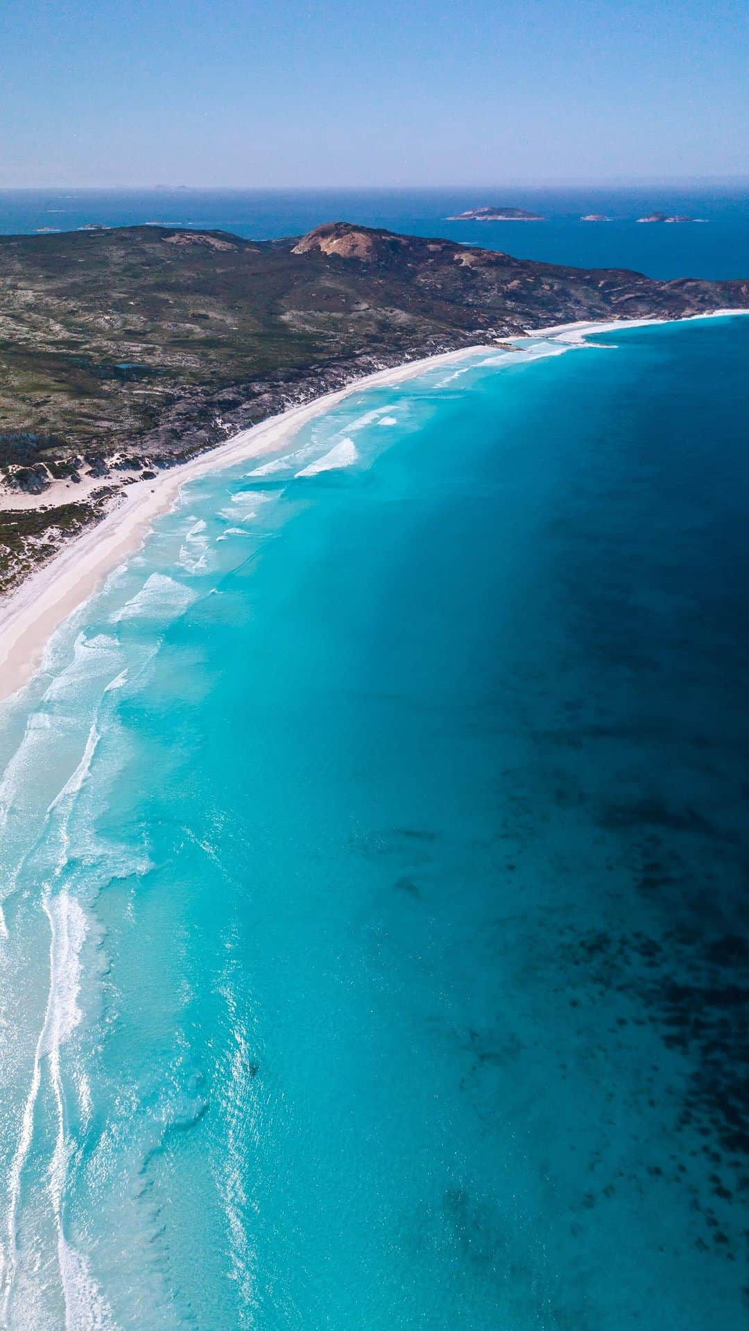 のインスタグラム：「As a @worlds50beaches ambassador I’m so thrilled to share that my best beach nominations both made it into the top 50 with Lucky bay, located here in WA, taking out the number 1 spot as the WORLDS BEST BEACH 🌊 and Turquoise bay coming in at number 17 🩵 I will actually be back here in a months time and I can not wait 🧜‍♀️  I’m also excited to see Le Morne on there after having just visited. I can assure you it definitely makes the cut 🌊  Make sure to check out the Worlds 50 best beaches and all the inspiring beach ambassadors who contributed 🐚  And if you haven’t been to Lucky bay then put it on the bucket list. It’s the whitest sand beach you’ll ever see, with the bluest water, and there are kangaroos on the beach 🦘  #worlds50bestbeaches #worldsbestbeaches #travelcommunity #WAtheDreamState #comeandsaygday #seeaustralia #kangaroos #australia #visitesperance #luckybay」