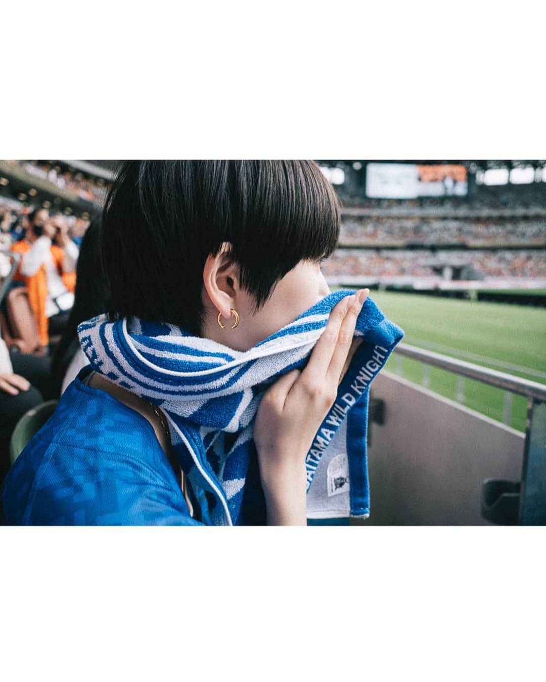 のインスタグラム：「夫の今シーズンが先日幕を閉じました。 どんな日も前だけを見て闘い続ける夫の姿はいつも本当にかっこよかった。  また来シーズン更に奮闘できるよう共に闘います🔥  PS. 「疲れたことない」そうですが、 何故かサングラスが冷蔵庫に入っておりました。 一旦休んでもらいます🙂🍵🫶🏻」