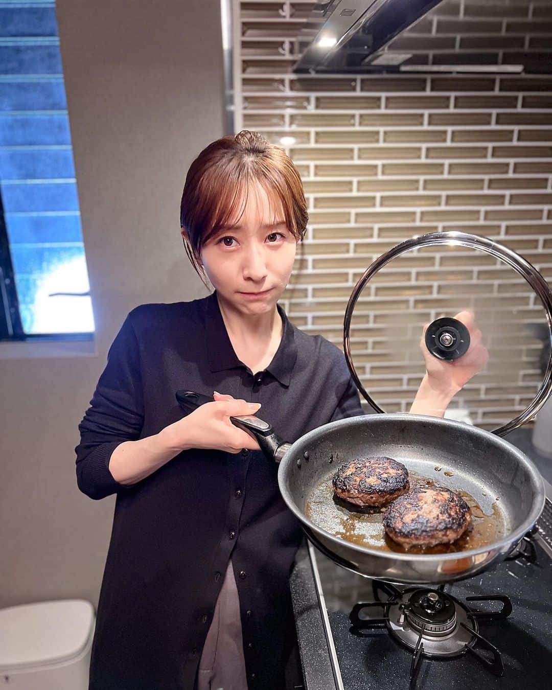 あなたがしてくれなくてものインスタグラム：「． 🫧 #あなたがしてくれなくても 🫧   ５話にて 楓が誠のために作ったハンバーグを📸  少し焦げてしまった様子…？  #田中みな実  📣 ６話の #TVer 見逃し無料配信は 　　次回放送の5/25（木）まで！ 　　まだの方ももう一度見たい方も 　　お見逃しなく👀✨ 📺１〜３話も変わらず無料配信中 　　プロフィール欄のリンクからチェック！」