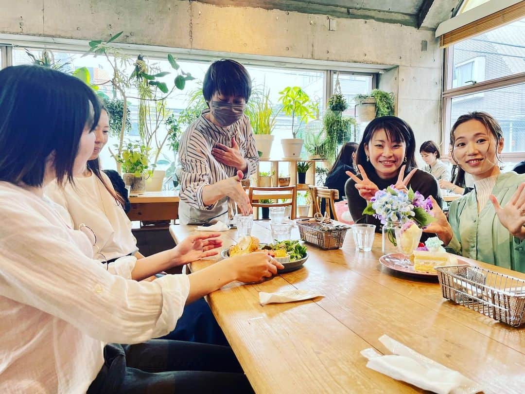 大和未知さんのインスタグラム写真 - (大和未知Instagram)「コーチング4期で下北沢に集まれた日💎2ヶ月越しで決まった日程でした . :°*   あいかのえちゃんやYurieサン🛸✨に感謝しかない✨✨✨  #下北沢カフェ  #サンデーブランチ下北沢店   6月10日に行う、対価を伴わない『スキル練習会』もサロンクルー限定🌟  みっちぃ5.0公式LINE💎 lin.ee/vLHNzvH 公式ライン追加の後、反映させる為にスタンプをポンっと送ってくださいね✨✨✨」5月22日 19時59分 - michi.minnashiawase