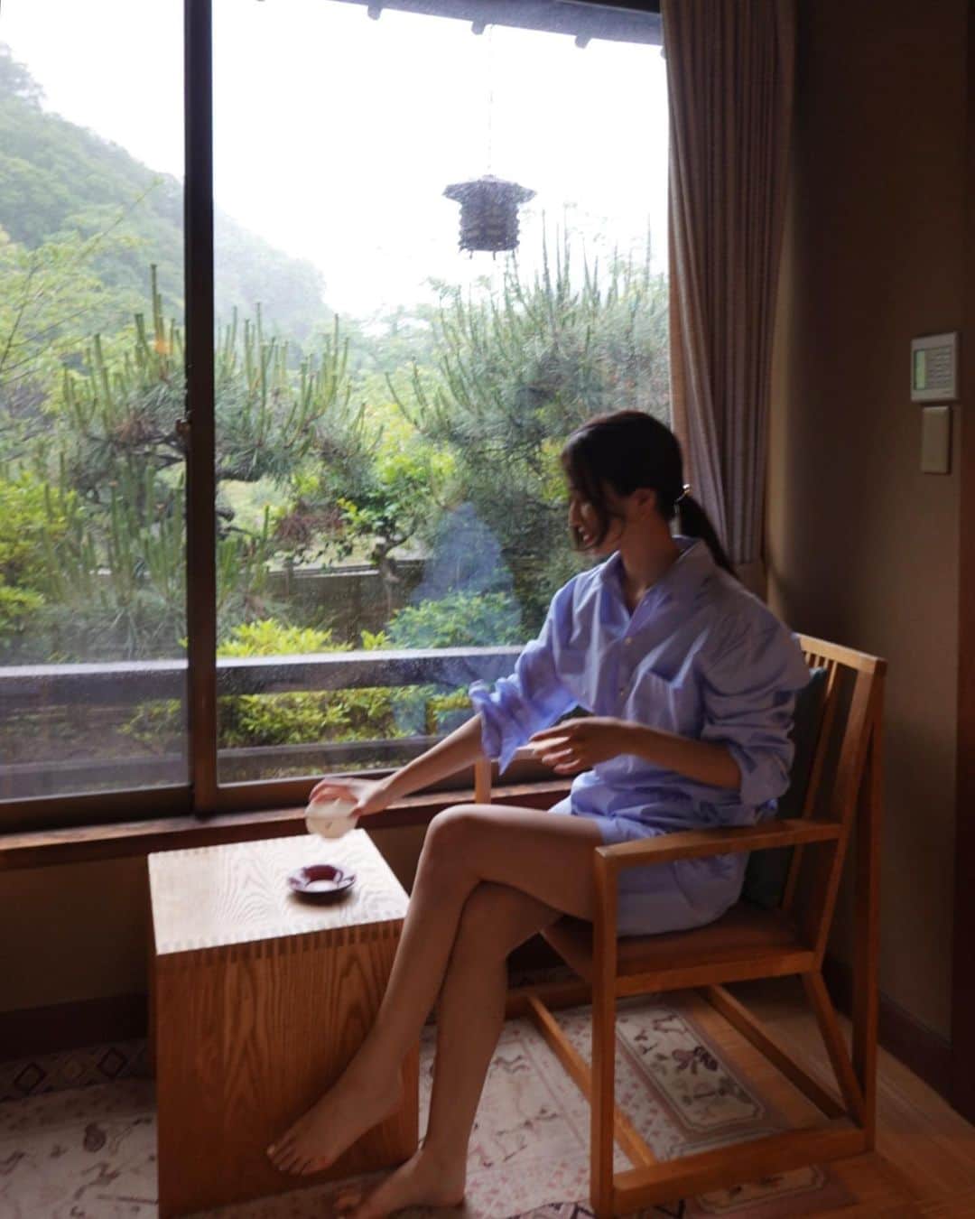 小嶋梨奈のインスタグラム：「代官山駅に貼ってあったポスターを見て 行ってみよっかー！と、なんとなく決まった下田旅。😂 今回のメインだった花火大会はまさかの大雨で順延になってしまったけども... 歴史のある古いお宿がとーっても素敵で。 花火は残念だったけど その分お宿も下田の居酒屋もうんと堪能出来たわけだし、 あぁ大満足🙏✨  #下田 #伊豆 #翌日晴天」