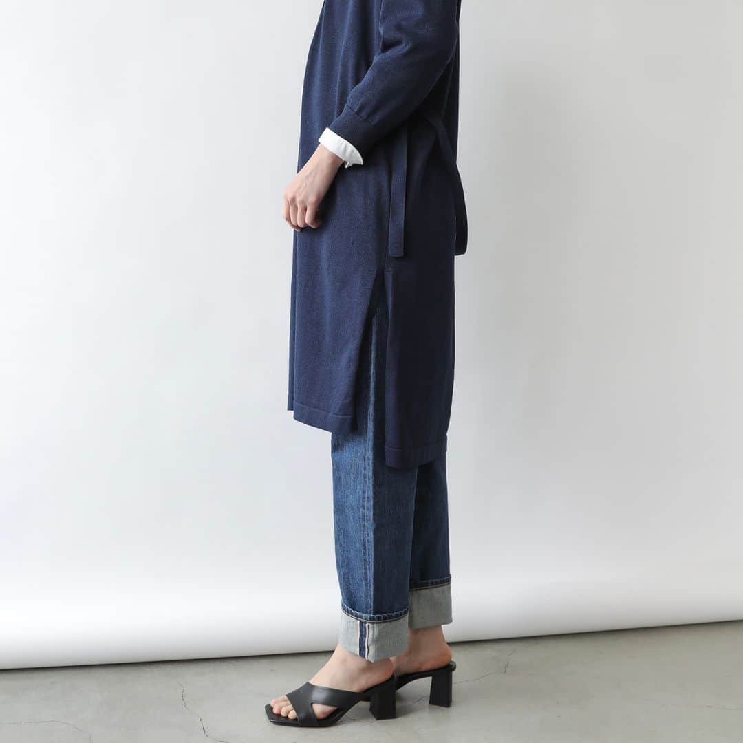 Factelier(ファクトリエ)さんのインスタグラム写真 - (Factelier(ファクトリエ)Instagram)「【NEW】涼しく紫外線＆冷房対策！日本の夏にぴったりの”和紙”を使ったカーディガン . 紫外線や冷房、ボディライン対策に欠かせないロングカーディガン。 . ですが、最近の日本の猛暑では羽織を着るのがしんどくなる時も… でもカットソーだけでは心もとない… . そんなお悩みをお持ちの方に、気持ちよくお召しいただけるカーディガンが完成しました！ . 使った素材は「和紙」。 . 障子にも使われているほど優れた調湿性をもつ和紙素材を使ったこのカーディガンは、湿度の高い日本の夏でもさらっと涼しく着られる1着です。 . さらに、和紙には消臭・UVカットなど夏のお悩みを解決する機能がたくさん備わっているんですよ！ . . <特徴> . ■和紙でシャリシャリ・さらさら 　汗をかいても爽やか . ■毛玉になりづらく 　お洗濯もOK！ . ■ロングカーデなのに軽い！ 　エアリーな着心地 . ■紫外線カット 　＆消臭効果も！ . ■羽織るだけでおしゃれに 　こだわりのディティール . . ▶︎清涼和紙ライトカーディガン color：ホワイト、ネイビー、ブルー size：フリー price：￥18,920 . . ---------- 語れるもので日々を豊かに . ファクトリエはメイドインジャパンの工場直結ファッションブランドです。 職人の情熱と最高の技術がつまった、人に語りたくなるものを長く大切に使ってもらいたい、そんな想いと共に語れる本物をお届けします。 . ▽公式サイトはプロフィールのURLから @factelier . #ファクトリエ #factelier #メイドインジャパン #日本製 #ベーシック #良いものを長く #クラフトマンシップ #語れるもので日々を豊かに #和紙 #和紙糸 #和紙素材 #和紙ニット #和紙カーディガン #軽いカーディガン #涼しいカーディガン #ロングカーディガン #ロングカーデ #夏用カーディガン #UV対策 #洗えるカーディガン #ウォッシャブルカーディガン #川島ニット #五泉ニット」5月22日 20時00分 - factelier