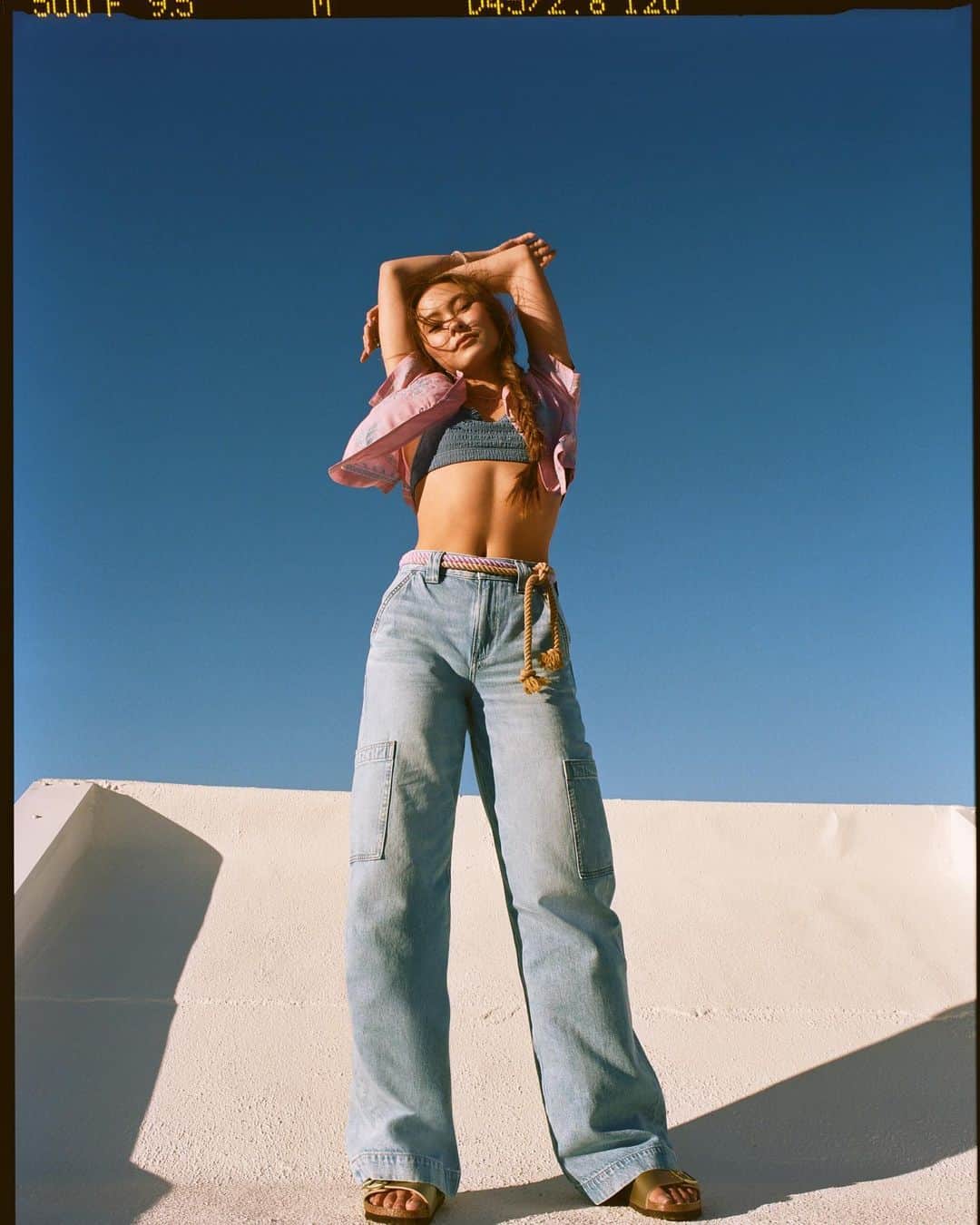 のインスタグラム：「バギー ワイドレッグ ジーンズと夏のリラックス スタイル 🌞👖 楽しい夏の思い出を作る季節がやってきた💨   ワイドでゆったりロング丈のハイライズと抜け感のあるフィットが特徴の #AEJeans を履いて、暑い日も涼しく過ごそう🥰  #アメリカンイーグル #americaneaglejp #AEJeans #アメリカンイーグルジーンズ #デニム #ジーンズ #AEコーデ #TheSummerofUs #夏コーデ #夏コーデ」