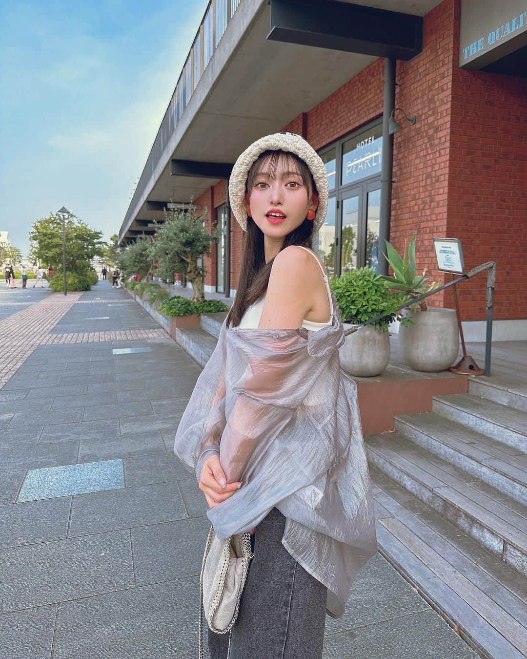 引地裕美のインスタグラム：「今の季節にぴったりのグレーのシアーシャツ🩶 羽織りでも斜め掛けでもかわいい◎  今年のMURUA×SHAKAコラボはヒールストラップが外せる2way👟♡♡ 歩きやすい🫶🏻  #ゆうみ服 🧺#murua #シアーシャツ #shaka  #UMine #japan #옷스타그램 #데일리룩 #코디스타그램 #每日穿搭 #일본 #얼스타그램 #照片 #粉我 #japanesegirl」