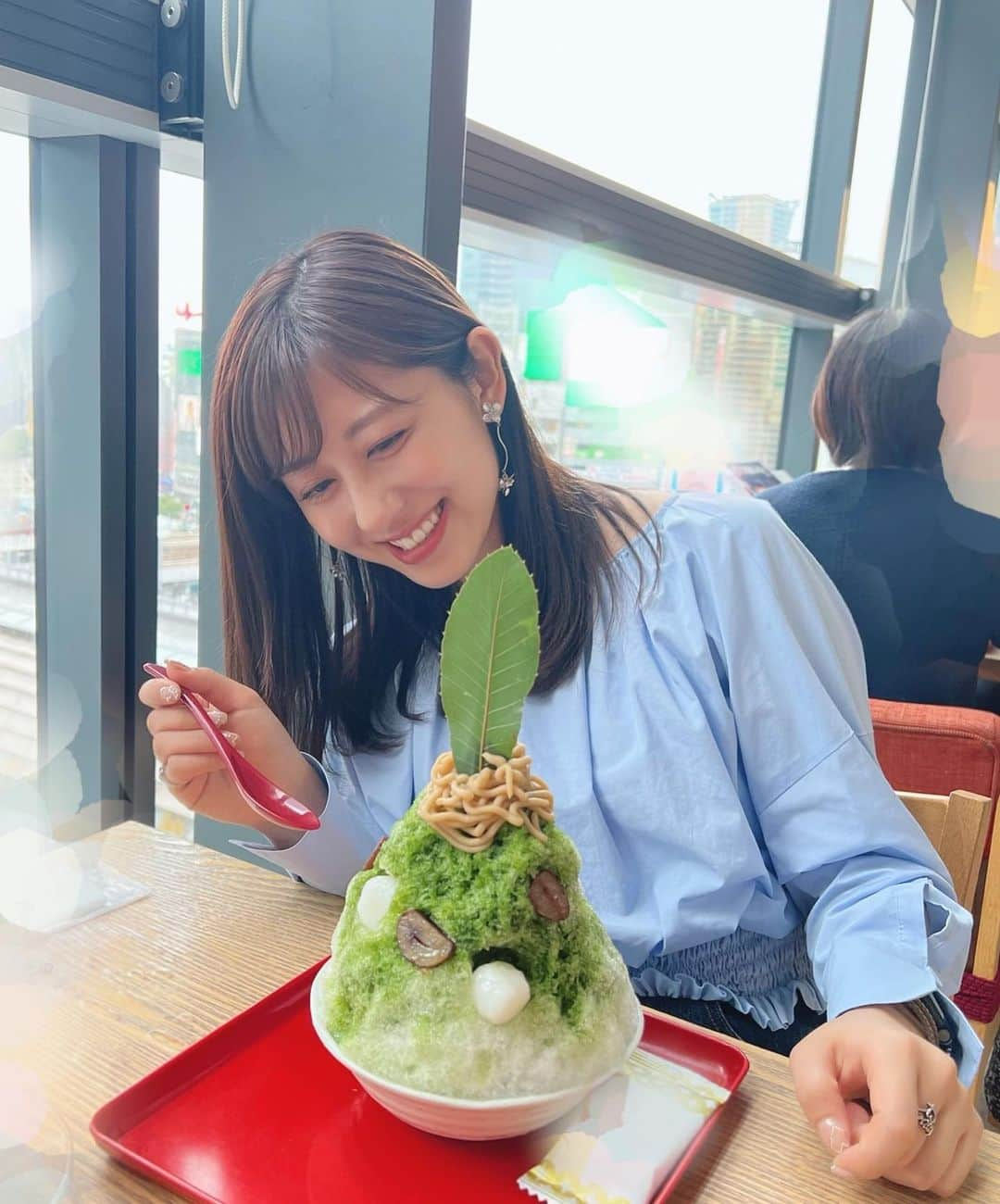 斎藤ちはるさんのインスタグラム写真 - (斎藤ちはるInstagram)「今日は暑くてかき氷日和だったなぁ🍧 . ただ、この日は少し肌寒くて…震えながらも美味しくいただきました🥹🥹 . . #1枚目 #謎ポーズ #ほっぺ…？ #視力検査…？ #ポーズ #間違えました #3枚目 #葉っぱ の #大きさ に #びっくり しすぎ #目 . . #斎藤ちはる#テレビ朝日アナウンサー#テレビ朝日#テレ朝#アナウンサー#かき氷#かき氷部#かきごおりすと#かきごおり#かきごおり部#かき氷巡り#趣味#かき氷🍧#抹茶#抹茶かき氷#モンブラン#栗#くり#🍧」5月22日 19時54分 - chiharu_saito_ex