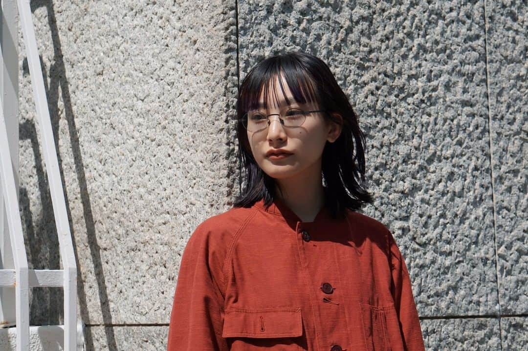 MYKITA SHOP TOKYOのインスタグラム：「【限定生産モデル”NAOKO NearlyBlack/Softgreysolid"着用画像】  先日ご紹介いたしましたMYKITAShopTokyo、Osaka限定モデル"NAOKO"には、 MYKITAオリジナルカラーレンズのSoft Greysolidが施されております。 程よい濃さの濃度の為、室内でお掛けいただいても邪魔になりずらくお使いやすいレンズカラーとなっております。  Wearing image of limited production model "NAOKO NearlyBlack/Softgreysolid  The MYKITAShopTokyo and Osaka limited edition model "NAOKO" introduced the other day, MYKITA's original color lens "Soft Greysolid" is applied. The color has a moderate density so that it does not become obtrusive even indoors.  #mykita  #mykitalessrim  #sunglasses  #sunglassesfashion  #マイキータ  #サングラス」