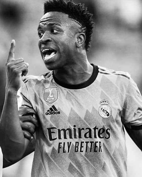 ロベルト・カルロス・ダ・シウバのインスタグラム：「Eu, Roberto Carlos, embaixador do @realmadrid e principalmente como ser humano, me posiciono veemente contra os horríveis atos racistas que presenciei ontem em Mestalla contra o nosso atleta @vinijr. É inadmissível que continuem acontecendo. Espero que sejam tomadas providências para que esses insultos acabem de uma vez. NÃO AO RACISMO!」