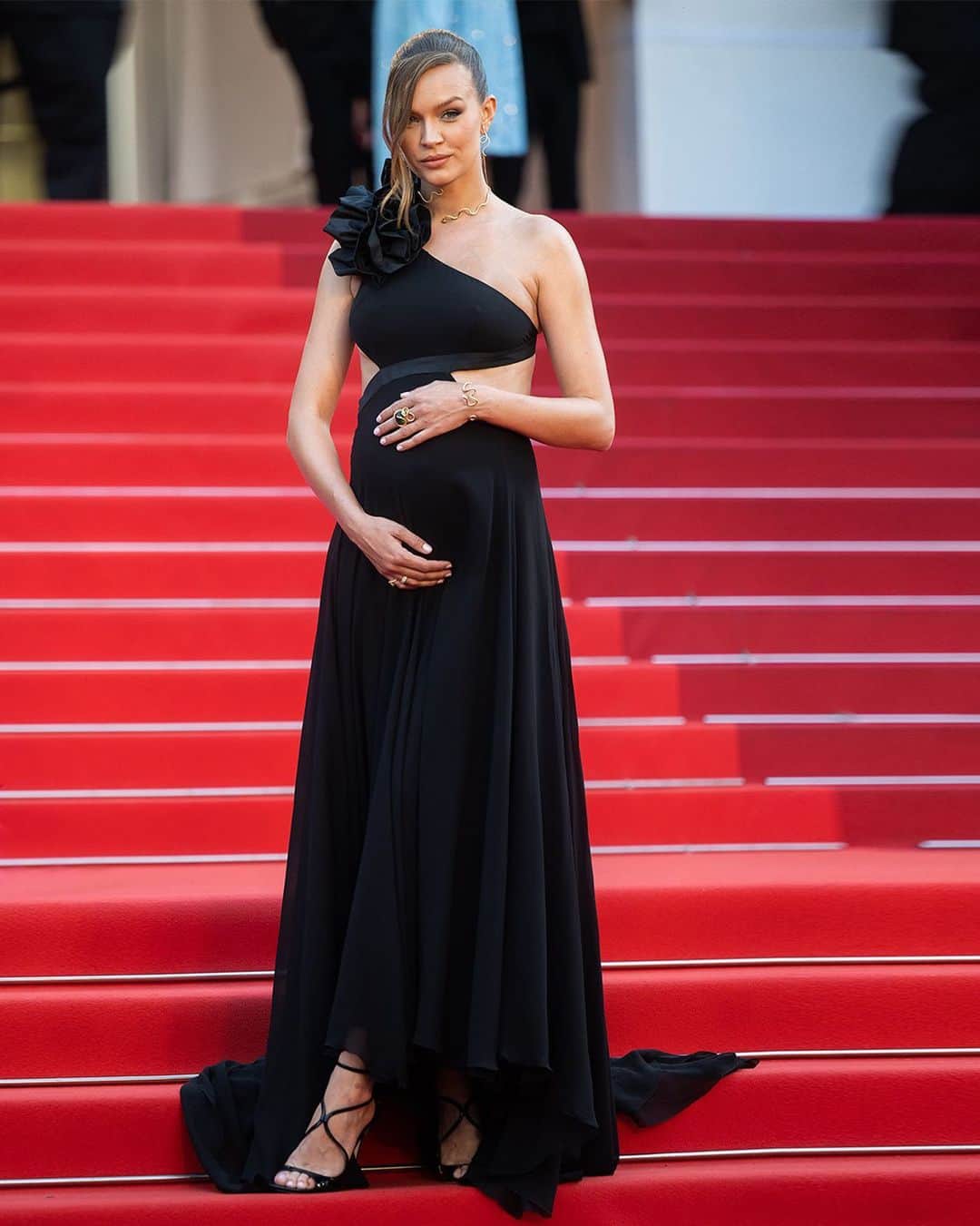 PINKOさんのインスタグラム写真 - (PINKOInstagram)「The coolest mom-to-be has arrived at #Cannes2023: love @josephineskriver in her graceful, custom-made #PINKO dress! #PINKOStars」5月22日 20時00分 - pinkoofficial