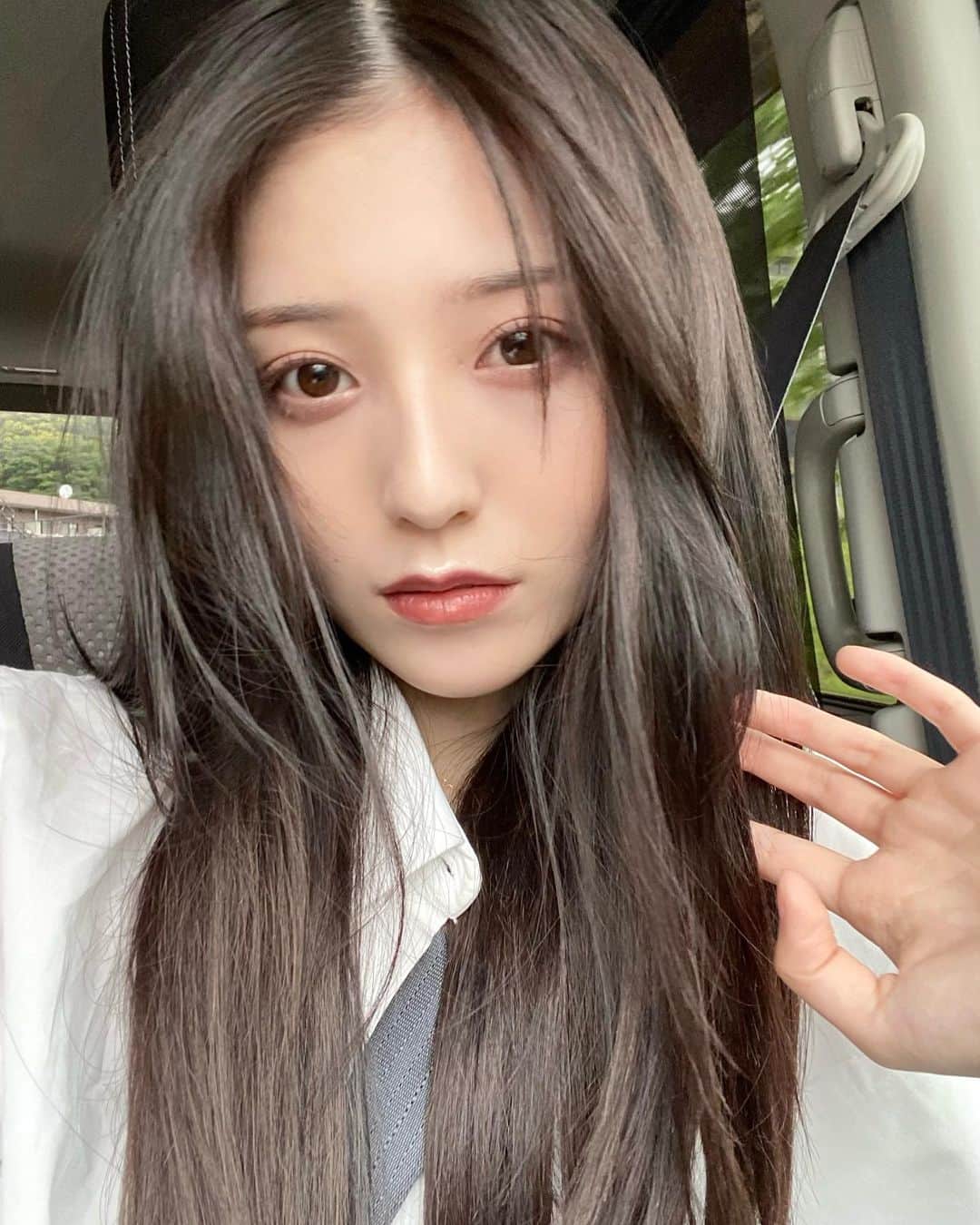 吉井美優のインスタグラム：「． 愛用中のダーマレーザーのシートマスク 5種類もあってその日の肌悩みに合わせて使ってる 😶‍🌫️🩵  集中毛穴ケアの金 は 4種の濃厚ビタミンCが気になる毛穴のケアをしてくれるの 🟡  集中ホワイトの銀 は 浸透性がいい生VCをメインに 4種類のビタミンCが配合されていて 艶やかな明るい印象を引き出してくれるの ⚪  特にこの2つがお気に入りかな 🪿  美容液がたっぷり入ってて しっとりとモチモチ肌になれるし 3分で完了だから時短ケアにもいいの！ SNSでも話題になってるみたい  ドン･キホーテでも販売してるから 買いにいきやすいよ オススメ 🛒  #クオリティファースト#ダーマレーザー #シートマスク#美容#スキンケア#ドンキ」
