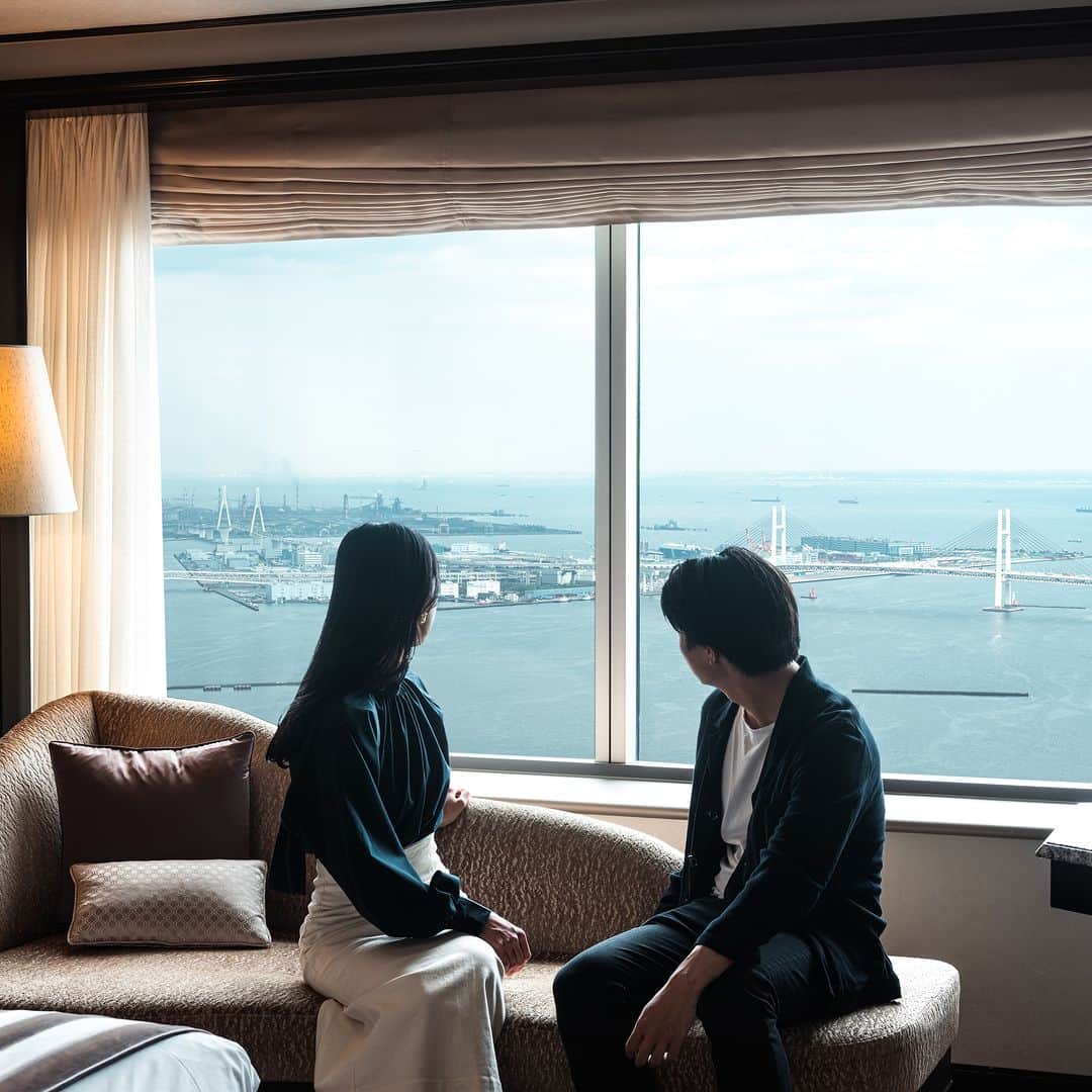 横浜ロイヤルパークホテルさんのインスタグラム写真 - (横浜ロイヤルパークホテルInstagram)「… 海と調和したみなとみらい。 その眼下に広がる街並みを、遥か上空から眺める贅沢なひととき💐  特別な1日だからこそ せわしない毎日から抜け出す"非日常感"をご堪能ください🎈  … 空と隣り合う「横浜ロイヤルパークホテル」 @yokohamaroyalparkhotel  #横浜ロイヤルパークホテル #yokohamaroyalparkhotel #royalparkhoteljp #ロイパ #横浜ロイパ #横浜ランドマークタワー #ランドマークタワー #ホテル #hotel #ラグジュアリーホテル #luxuryhotel #横浜ホテル #みなとみらいホテル #神奈川ホテル #国内旅行 #横浜旅行 #横浜観光 #みなとみらい観光 #ランドマークタワーの景色 #横浜風景 #横浜カメラ部 #横浜写真部 #ホテルからの景色 #viewfromhotel」5月22日 19時57分 - yokohamaroyalparkhotel