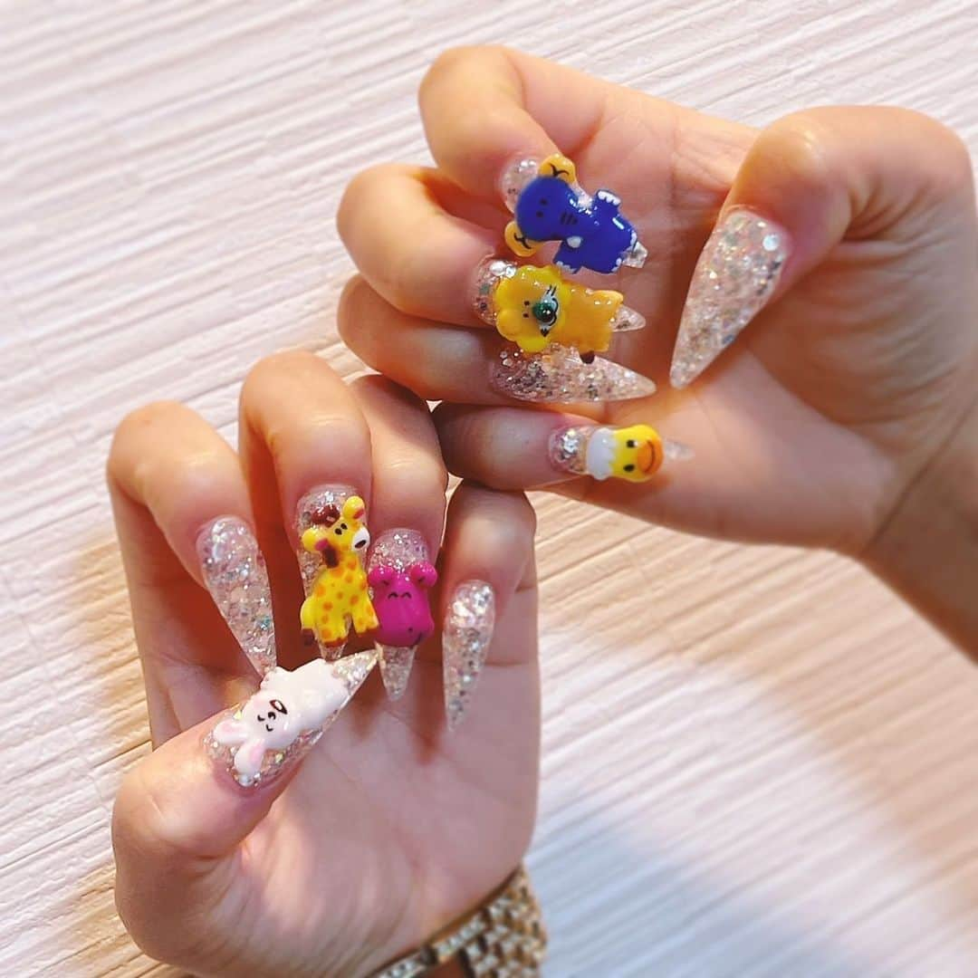 あちゅさんのインスタグラム写真 - (あちゅInstagram)「武器🦁❤️‍🔥  #nails #longnails #3dネイル #キャラクターネイル #たべっこどうぶつ #たべっこどうぶつネイル #スカルプネイル #ホログラムネイル #ロングスカルプ」5月22日 19時58分 - achuuuu27