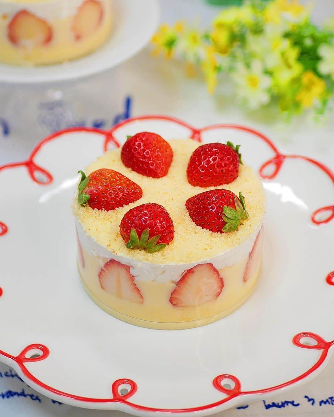 ひろまるのインスタグラム：「混ぜて冷やすだけで作るいちごプリンケーキ strawberry pudding cake made by mixing and cooling  市販のスポンジケーキとハウスのプリンミクスで作るいちごプリンケーキです。 火を使わずに混ぜるだけでとても簡単！ いちごとホイップクリームでおしゃれで美味しいプリンが出来ました。  Strawberry pudding cake made with commercial sponge and house pudding mix. A stylish and delicious pudding was made with strawberries and whipped cream.  【ingredients】 2 Genoise(Commercially available) 1(77g) PURIN MIX 200ml hot water(158℉ or higher) 100ml milk 6-7 Strawberry 220ml Whipped cream  【材料】 スポンジケーキ(市販) 2枚 プリンミクス　1袋(77g) お湯(70℃以上)　200ml 牛乳  100ml いちご　　　　6-7個　　 ホイップクリーム(市販)220ml　　　  【作り方】 ①いちごを薄く切って容器に貼り付けます。  ②スポンジをそれぞれ2枚にスライスして容器で型抜きをして、容器の底に敷きます。  ③プリンミクスを説明書通りに作って②の容器に流しこんで冷蔵庫で固まるまで冷やします。(1時間以上)  ④残っているスポンジをこし器でこして細かくします。  ⑤生クリームをしぼって④を乗せて、半分に切ったいちごを上に乗せます。  動画で使用した容器 PVC 円筒ケース (透明) φ100×H45mm 20個入 蓋付き  https://a.r10.to/h8wfSg  # プリンレシピ #プリン #お家カフェ #手作りスイーツ #簡単スイーツ #sweets #スイーツ #今日のおやつ #手作りおやつ #おやつの時間 #パン  #hiromarucooktv」