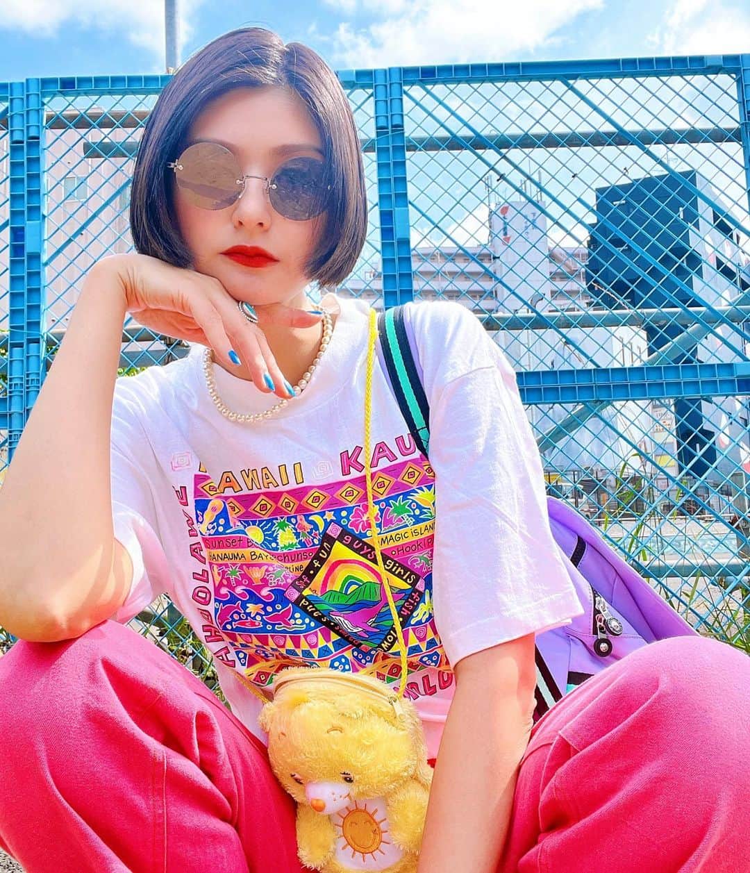 のインスタグラム：「ハワイのお土産Ｔシャツ🌺 サイケなカラーで超お気に入り🥹 そして出会う方々にケアベアだ〜って たくさん言ってもらえた日🧸 このケアベアは私が歩くと 一緒に足がポテポテと揺れて めちゃ可愛いよ…癒される…🫨💕  top #古着 #kinjito  denim #アールイードット  bag #kipling #annasuiactive  sandal #nike   #古着コーデ #古着ファッション #古着好き #古着女子 #カラーコーデ #カラフルコーデ #派手コーデ #派手服 #派手好き #ピンクコーデ #fashiongram #colorfullife #vintagelove #pinkfashion #ミカコのフク」