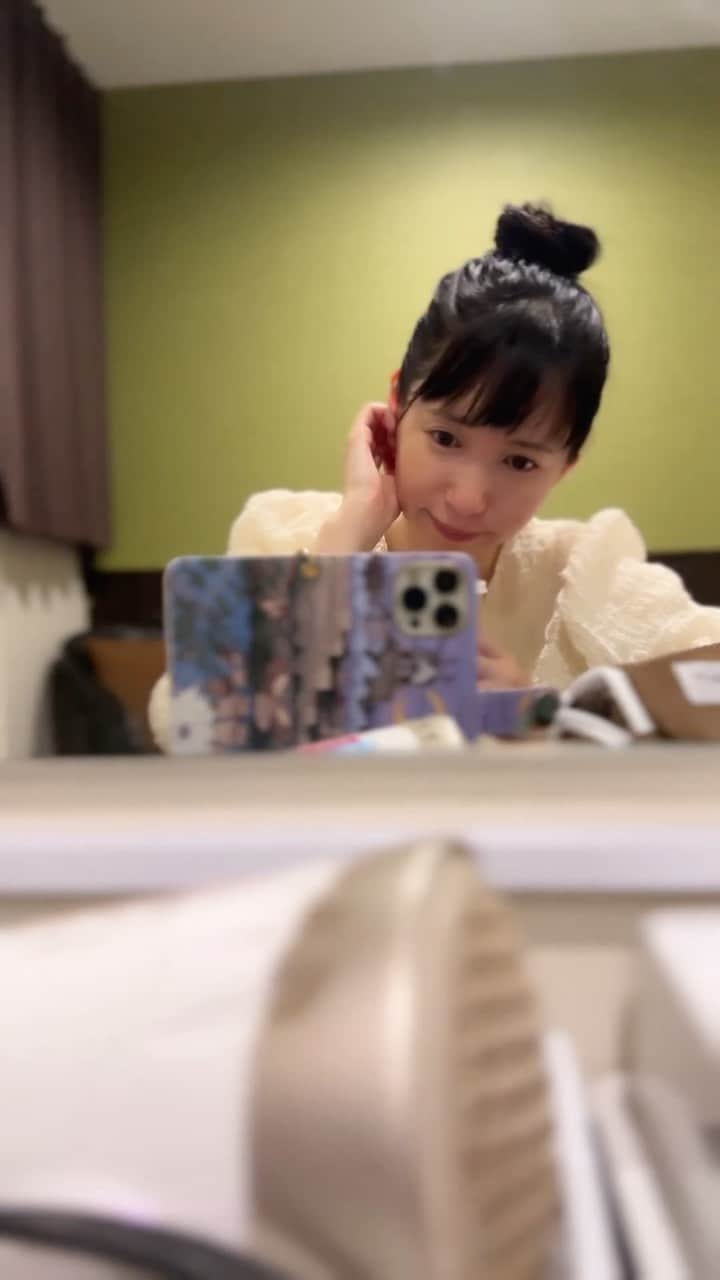 花澄のインスタグラム：「セブンカフェでラテタイム。  ホテル周辺がさみしいので 部屋でひっそり。  蚊は白と黄色が好きじゃないと読んだので 私服はなるべく白っぽくしてますが まだ刺されていません。 沖縄は一年中活動期間みたいですね。震。」