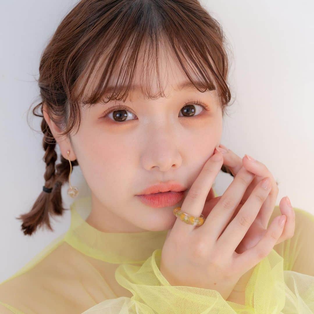 waco⭐️CHACOのインスタグラム：「🌈きりまるちゃんx CHACO🌈  ころころお花リング  ¥1980(税込) 3色  サイズ：約11号 素材：樹脂 形やお花のバランスなどこだわってできたクリアなお花のリング。 ぽってりとしたフォルムがたまらない可愛さです。  樹脂の中に入っているお花 イエロー：ミモザ、グリーンストーべ ピンク　：ピンクかすみ草、ハハゴクサ ブルー　：ホワイトかすみ草、ブルーかすみ草、ピンクイモーテル  ＿＿＿＿＿＿＿＿＿＿＿＿＿＿  販売期間 5月26日(金)20:00 〜 6月2日(金) 23:59 販売場所 CHACO ONLINE SHOP お届け 7月下旬予定  ＿＿＿＿＿＿＿＿＿＿＿＿＿＿ ㅤㅤㅤㅤㅤㅤㅤㅤㅤㅤㅤㅤㅤ 購入特典 ①先着200名様にステッカー1枚プレゼント ②1件のご注文につきメッセージポストカード1枚プレゼント (ポストカードのデザインは3種類。デザインはお選びいただけません。ランダムでおつけいたします。)  ＿＿＿＿＿＿＿＿＿＿＿＿＿＿  コラボ商品 ●ころころお花リング ¥1980(税込) 3色 ●ゆらゆらお花アス&イヤリング ¥3520(税込) 3色 ●クリアお花ミニコーム　¥3520(税込) 　2色 ●お花ミニクリップ2個セット ¥1760(税込) 2色 ●原石風お花ピアス＆イヤリング ¥2860(税込) 2色 ●もこもこお花クリップ ¥3630円　(税込) 2色  ＿＿＿＿＿＿＿＿＿＿＿＿＿＿  Model @kirimaruuu  Camera @eiko_chaco  Hairmake @michikononaka  Stylist @chikasugimo__  Directions @wacochaco  ＿＿＿＿＿＿＿＿＿＿＿＿＿＿  ・ブラウス @enas.wd  ・ワンピース @alumu._official  ・つけ襟 @oldhoney.tokyo  ・ワンピース @cereal.33 ・セットアップ @sahara_japon ・ブラウス @alumu._official」