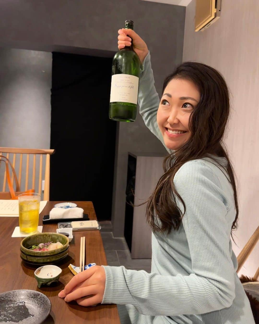 こちえのインスタグラム：「. . 酒豪おばさん🍶🍶🍶  みたいな写真になってますが ちゃんと一合をみんなで分けました🫣笑  六本木に新しく出来た和食屋さん🌸  本格的な和食屋さんなんだけど このレベルのお料理をアラカルト で頼めるお店はなかなかない👏  メインの土鍋の炊き込みご飯は 迫力もあるし絶対頼むべき🤘 今回は甘鯛と三つ葉だった☺️ シーズン毎に内容も変わるみたい なので、次回も楽しみ〜😚  写真のワインみたいな日本酒 があったり、お酒の種類も豊富で 珍しいものがたくさんあったので 日本酒好きさんにもオススメする🙌  位置情報は出なかったけど ミッドタウンの向かい辺りです🌸 詳しくはインスタ飛んでみてね👇  @azabu_ryudocho  #麻布龍土町   #和食#お刺身#土鍋ごはん  #六本木ディナー#東京ディナー  #六本木グルメ#東京グルメ  #日本酒好きな人と繋がりたい  #日本酒女子#グルメ女子 #六本木#東京 #sashimi#japanesefood  #followme#japanesegirl  #tokyotrip#tokyotravel  #roppongi#tokyo」